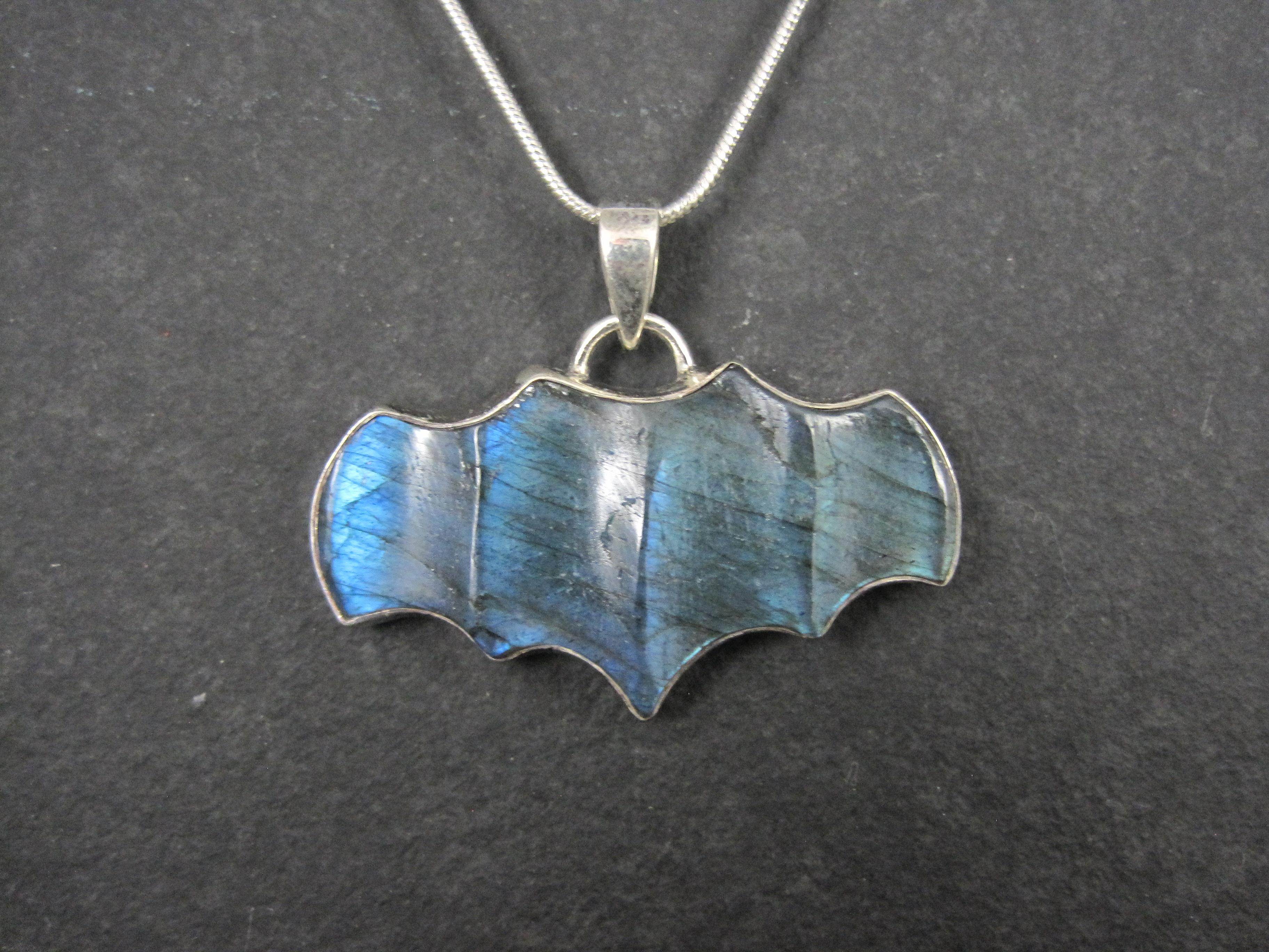 Néo-gothique Pendentif chauve-souris en argent sterling artisanal sculpté en labradorite en vente