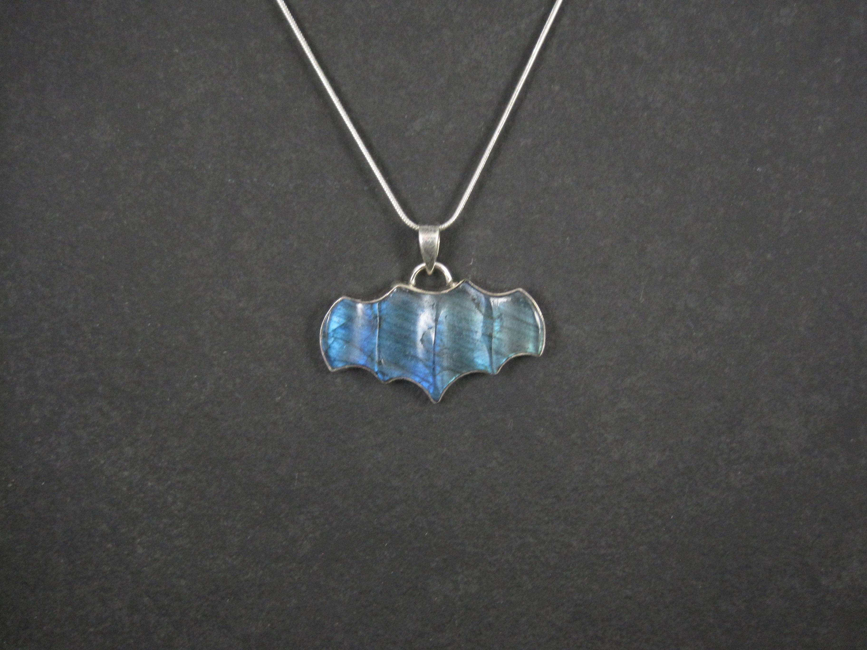 Taille mixte Pendentif chauve-souris en argent sterling artisanal sculpté en labradorite en vente