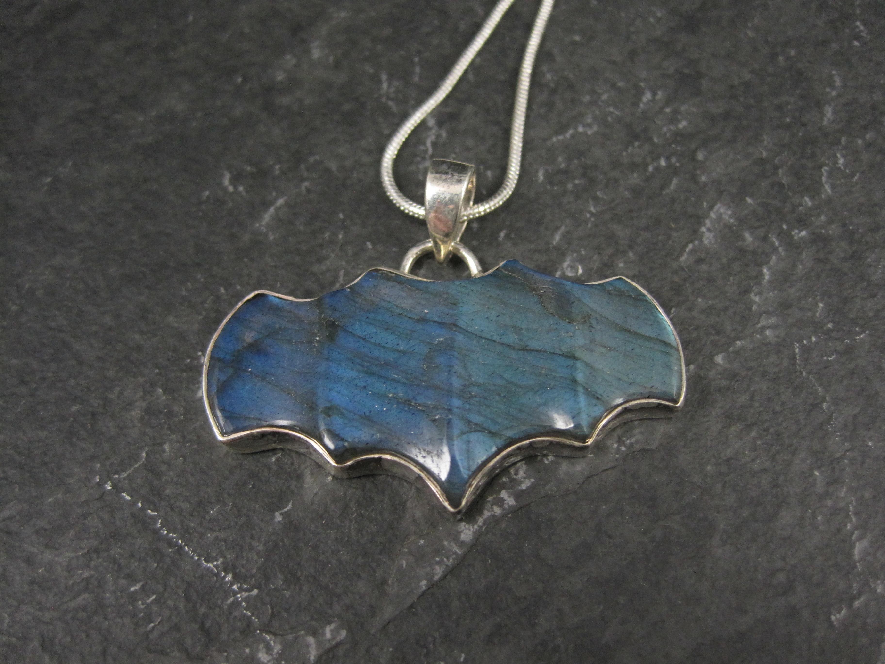 Pendentif chauve-souris en argent sterling artisanal sculpté en labradorite Neuf - En vente à Webster, SD