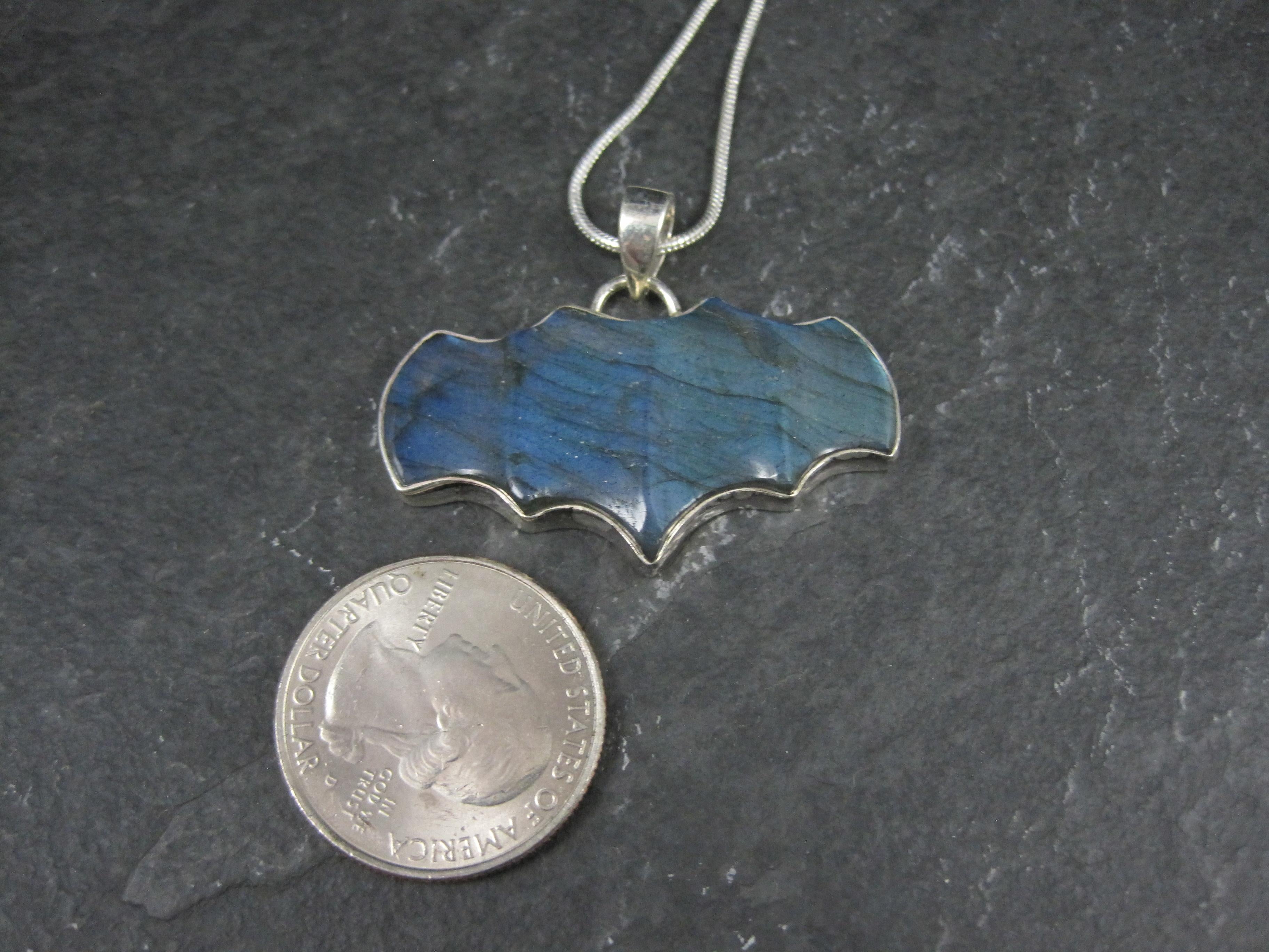 Pendentif chauve-souris en argent sterling artisanal sculpté en labradorite Unisexe en vente