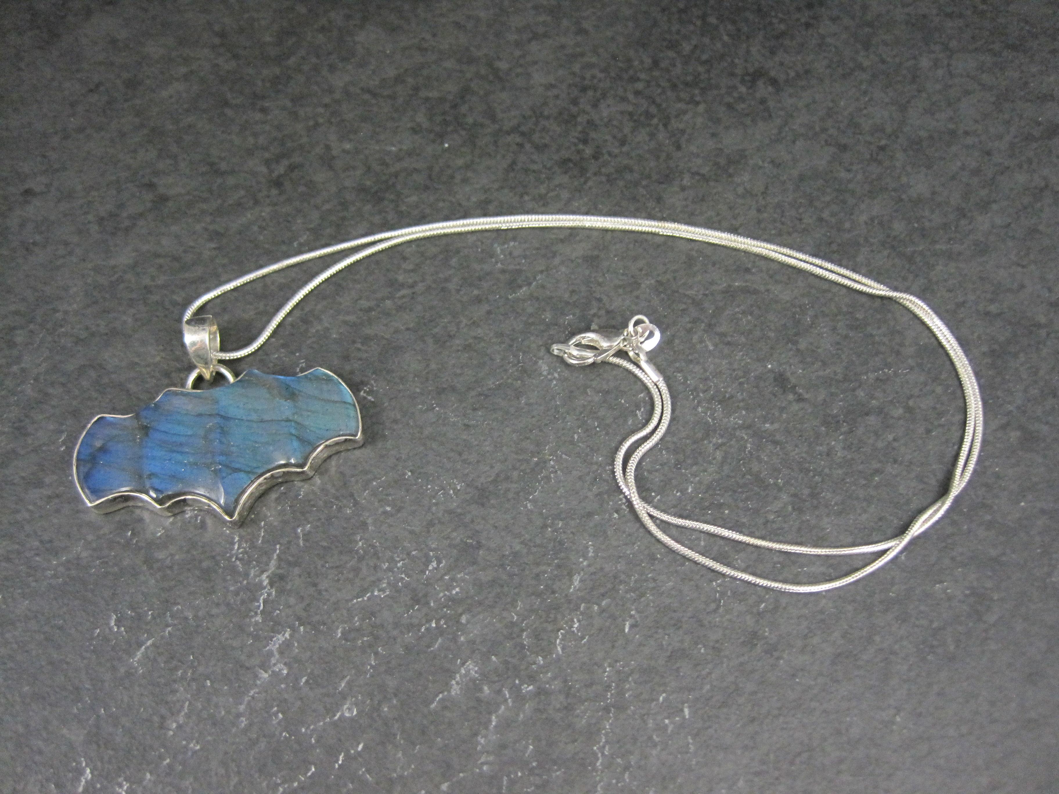 Pendentif chauve-souris en argent sterling artisanal sculpté en labradorite en vente 1