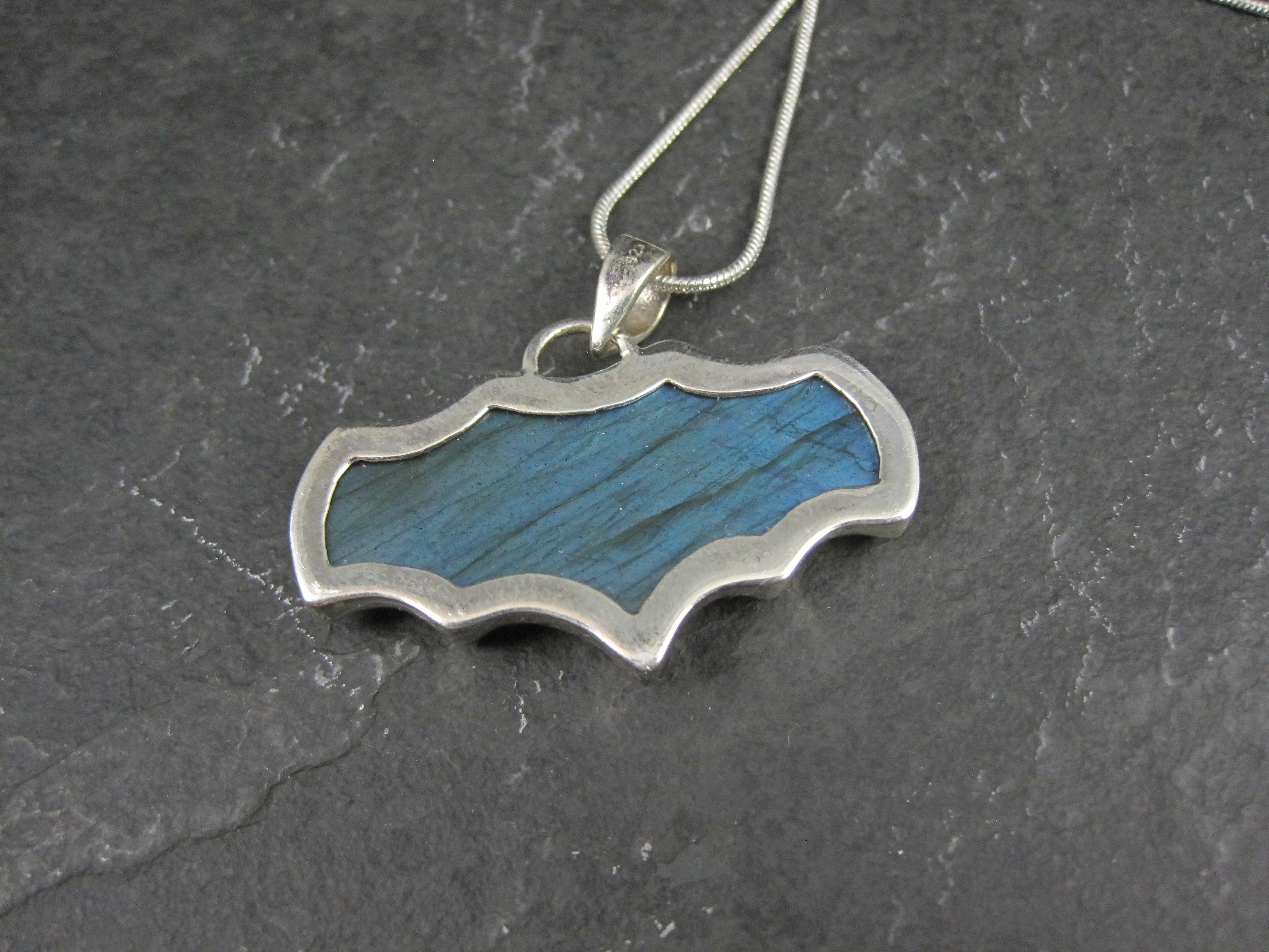 Pendentif chauve-souris en argent sterling artisanal sculpté en labradorite en vente 2