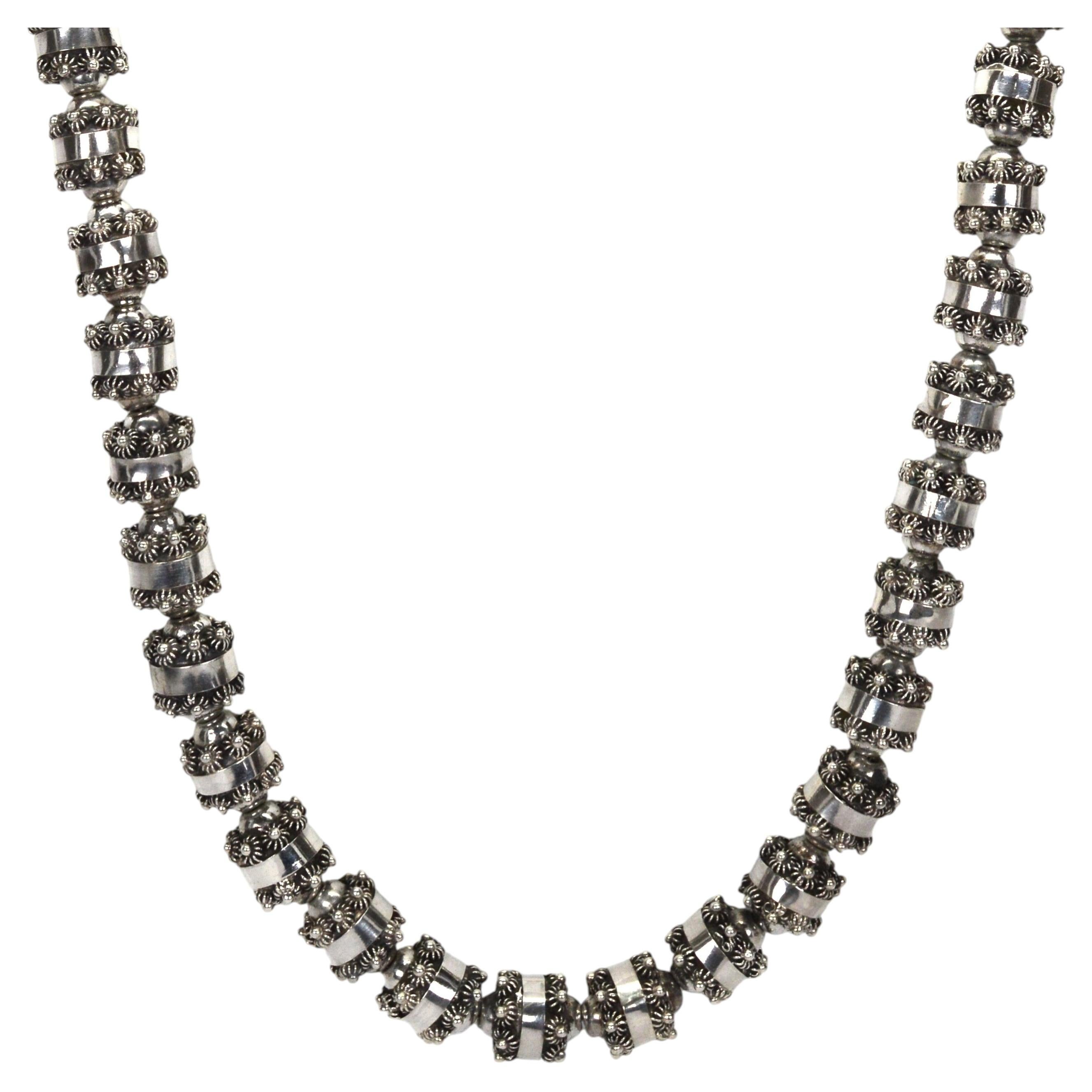 Collar artesanal de plata de ley con cuentas florales
