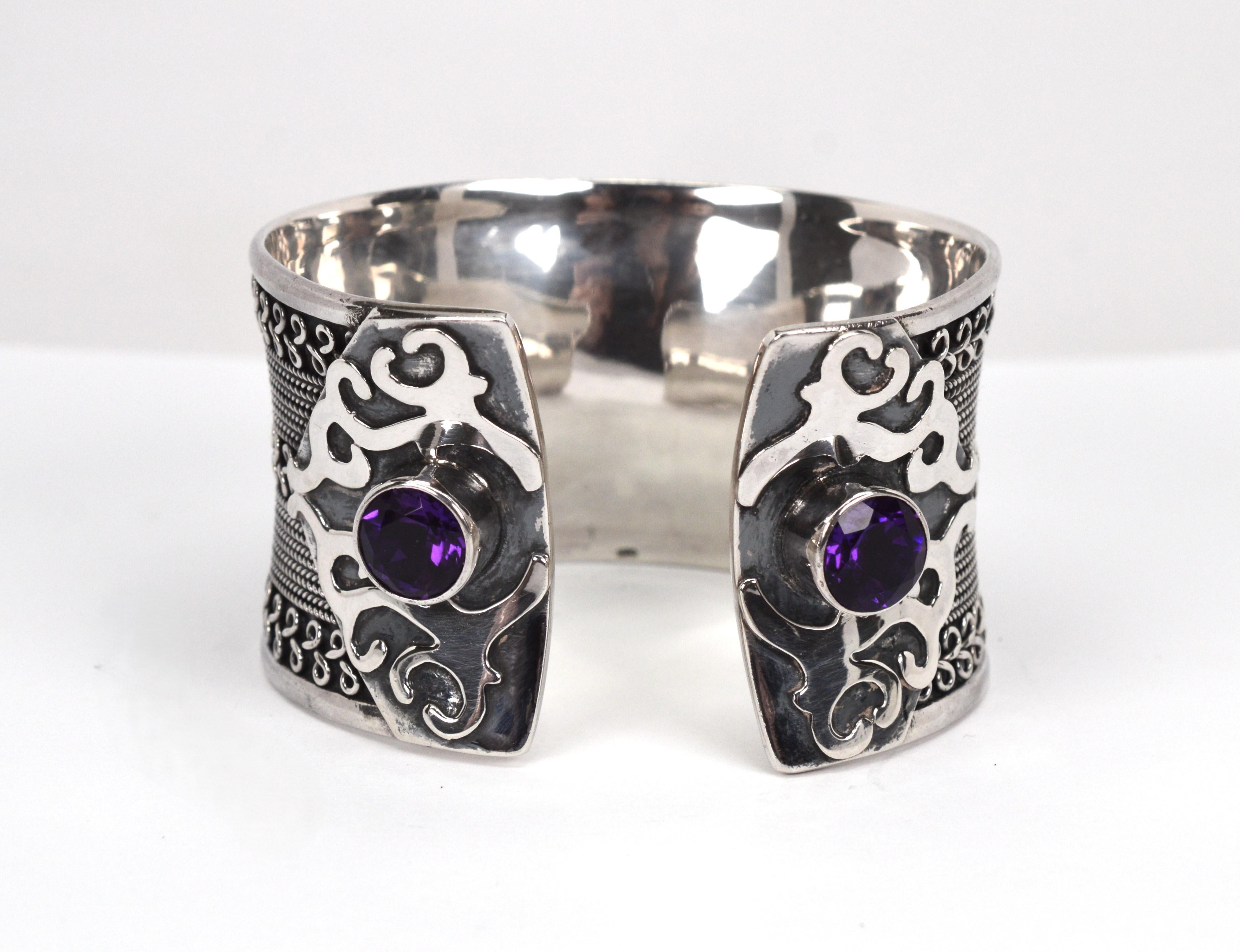 Questo bracciale in argento 925 di alta qualità, splendidamente decorato e impreziosito da un'applicazione d'argento di ispirazione 