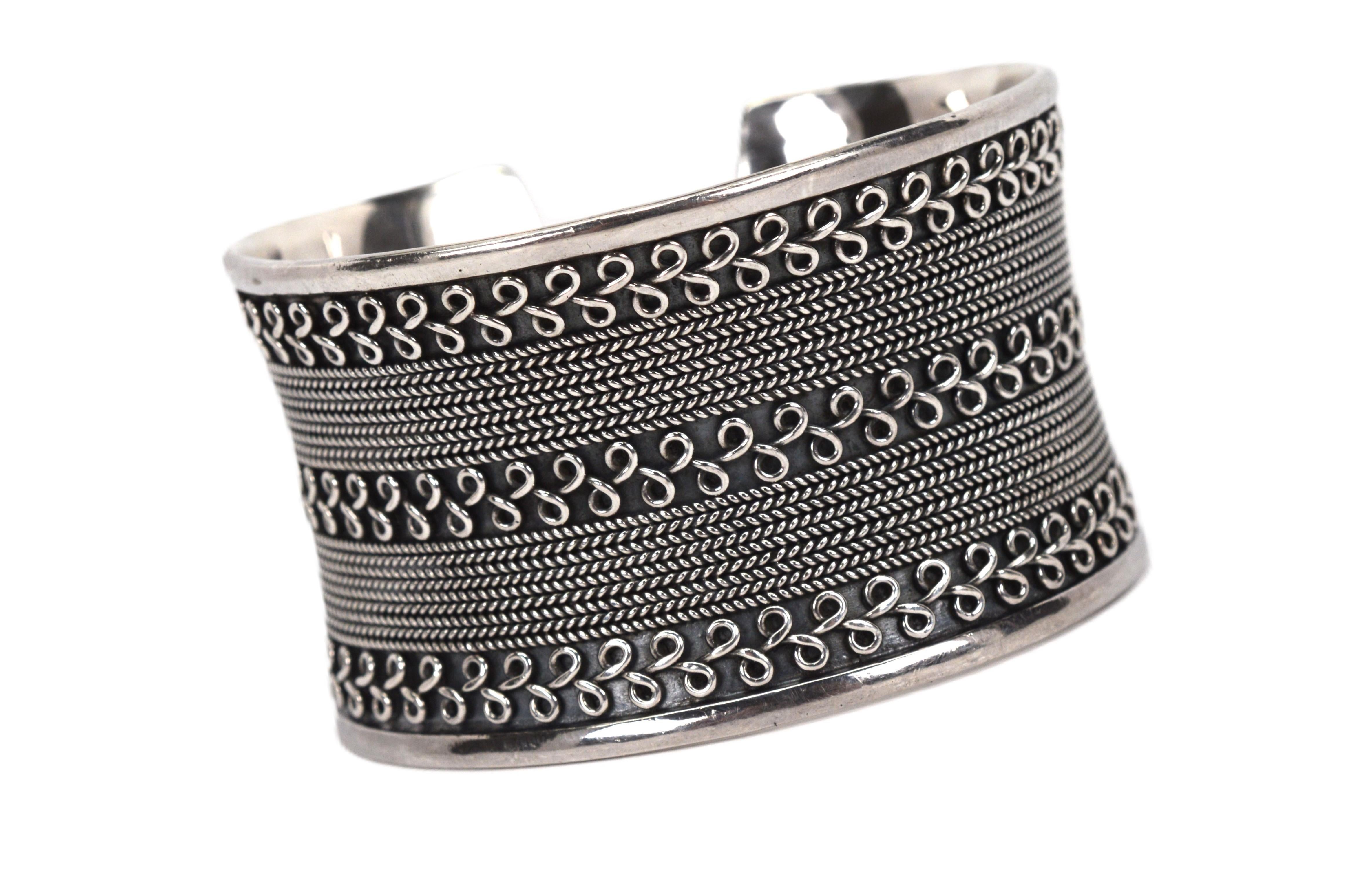 Taglio rotondo Bracciale largo rustico artigianale in argento sterling con accenti di ametista in vendita