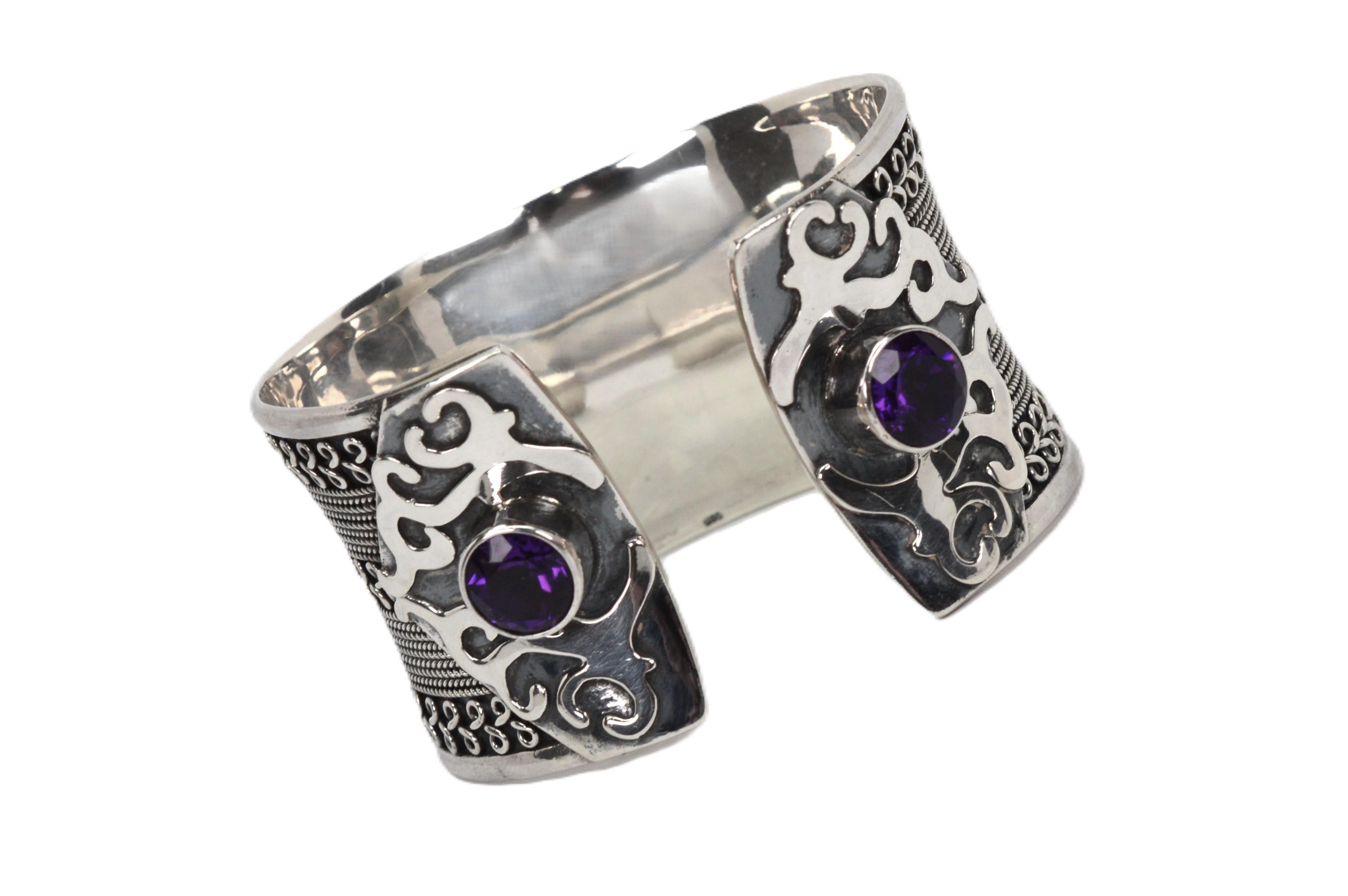 Bracciale largo rustico artigianale in argento sterling con accenti di ametista In condizioni buone in vendita a Mount Kisco, NY