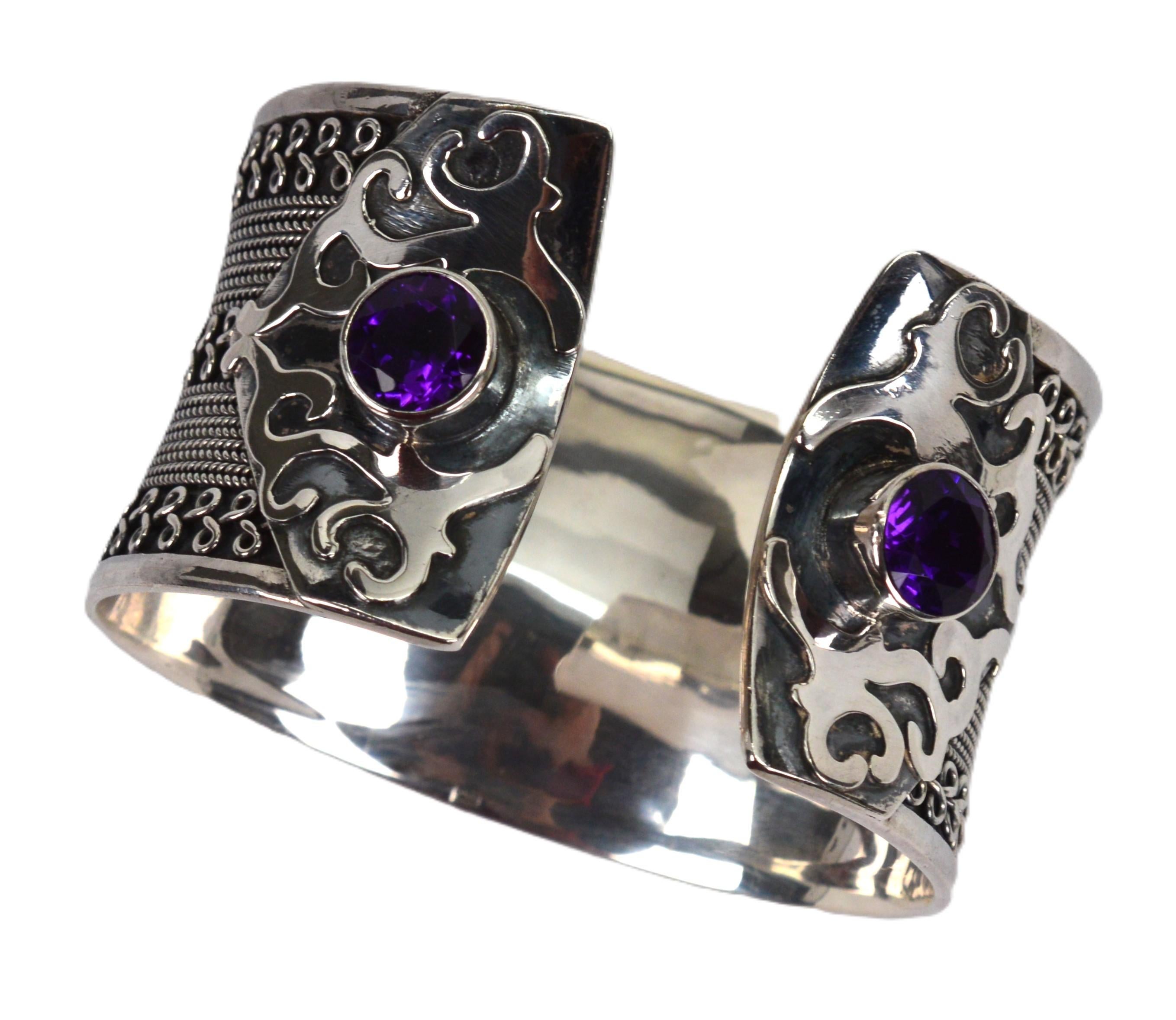 Bracciale largo rustico artigianale in argento sterling con accenti di ametista in vendita 1