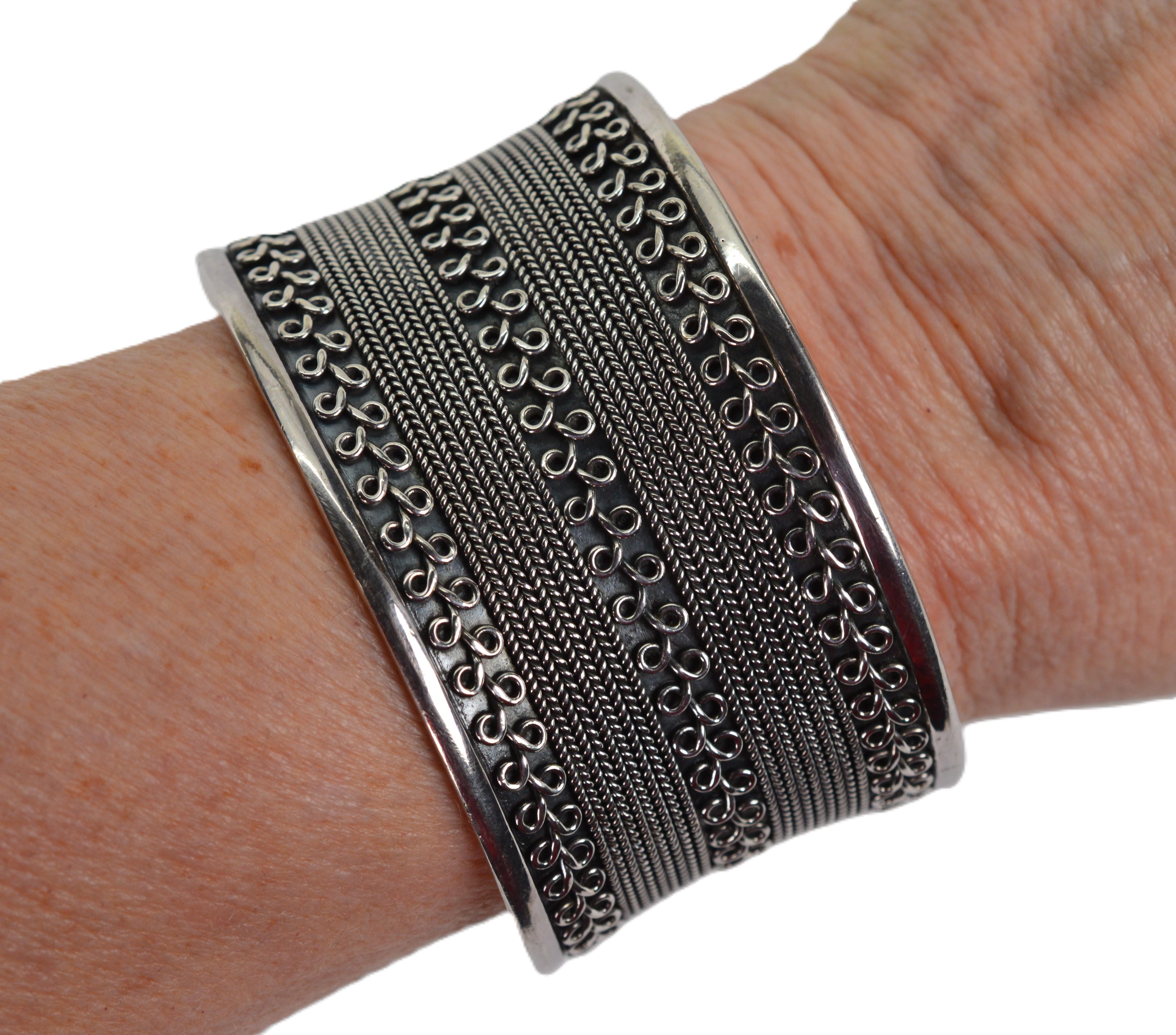 Bracciale largo rustico artigianale in argento sterling con accenti di ametista in vendita 3