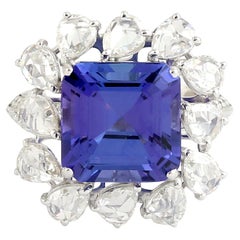 Anello cocktail artigianale con tanzanite e diamanti in oro bianco 18 carati