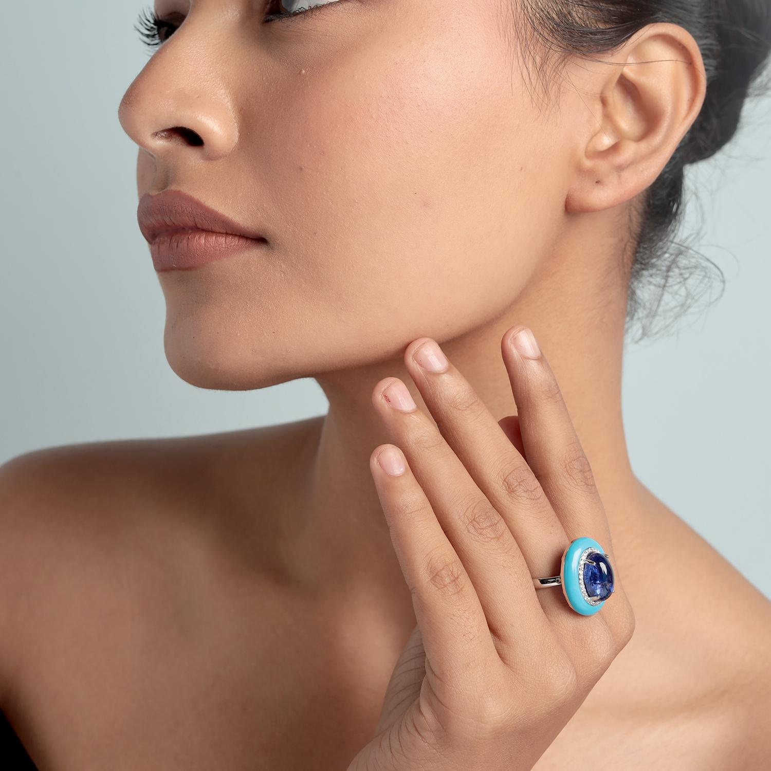 Questo audace anello da cocktail di Artisan presenta una tanzanite ovale di 6,70 carati incorniciata da 0,25 carati di diamanti scintillanti, accentuata da un vibrante turchese cabochon di 3,05 carati, il tutto incastonato in 5,474 g di oro bianco