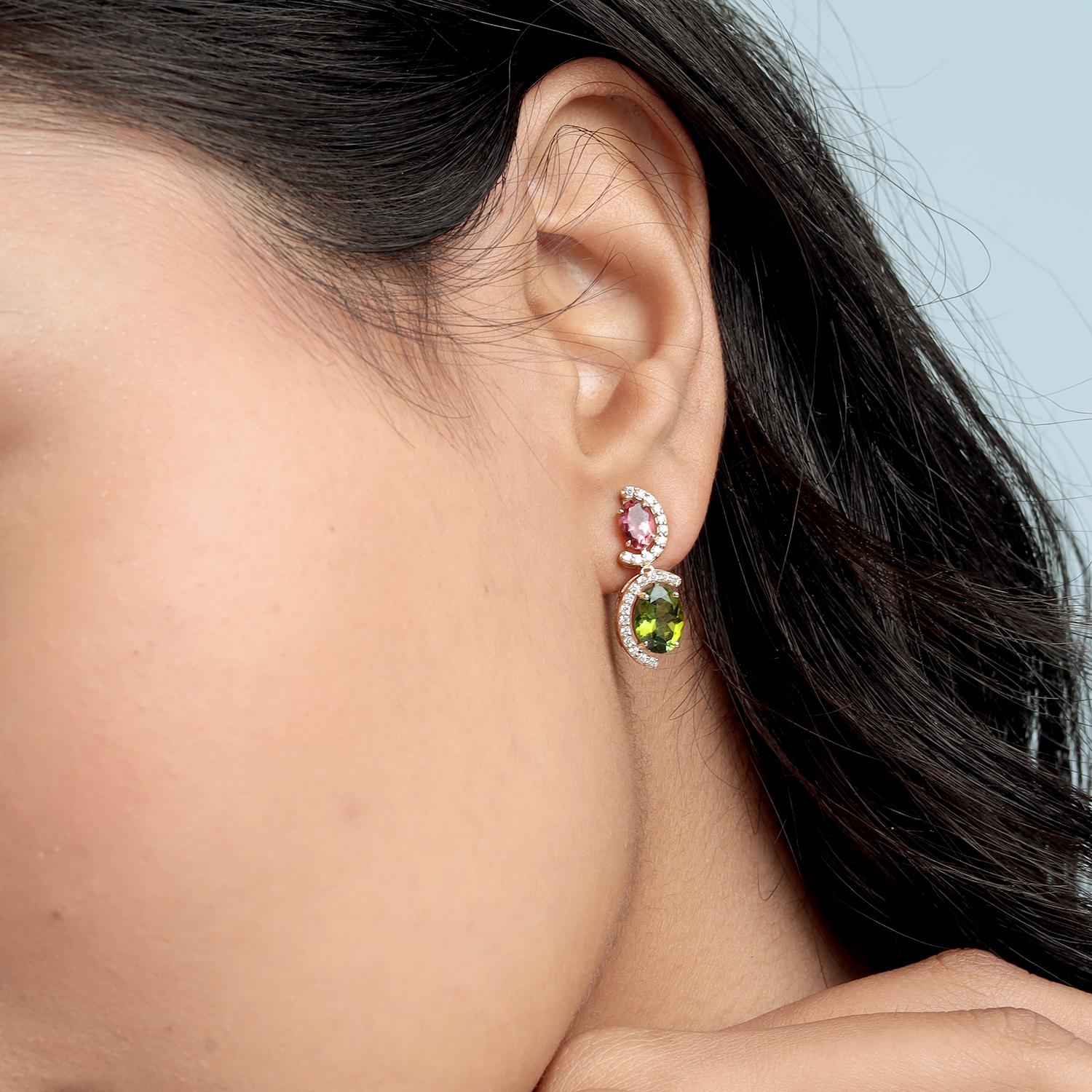 Questi vivaci orecchini a goccia di Artisan presentano 3,81ct di tormaline ovali rosa e verdi accentate da 0,33ct di diamanti scintillanti. Realizzato in 3,972 g di oro giallo 18 carati, il design misura 22x8 mm e combina un colore giocoso con curve