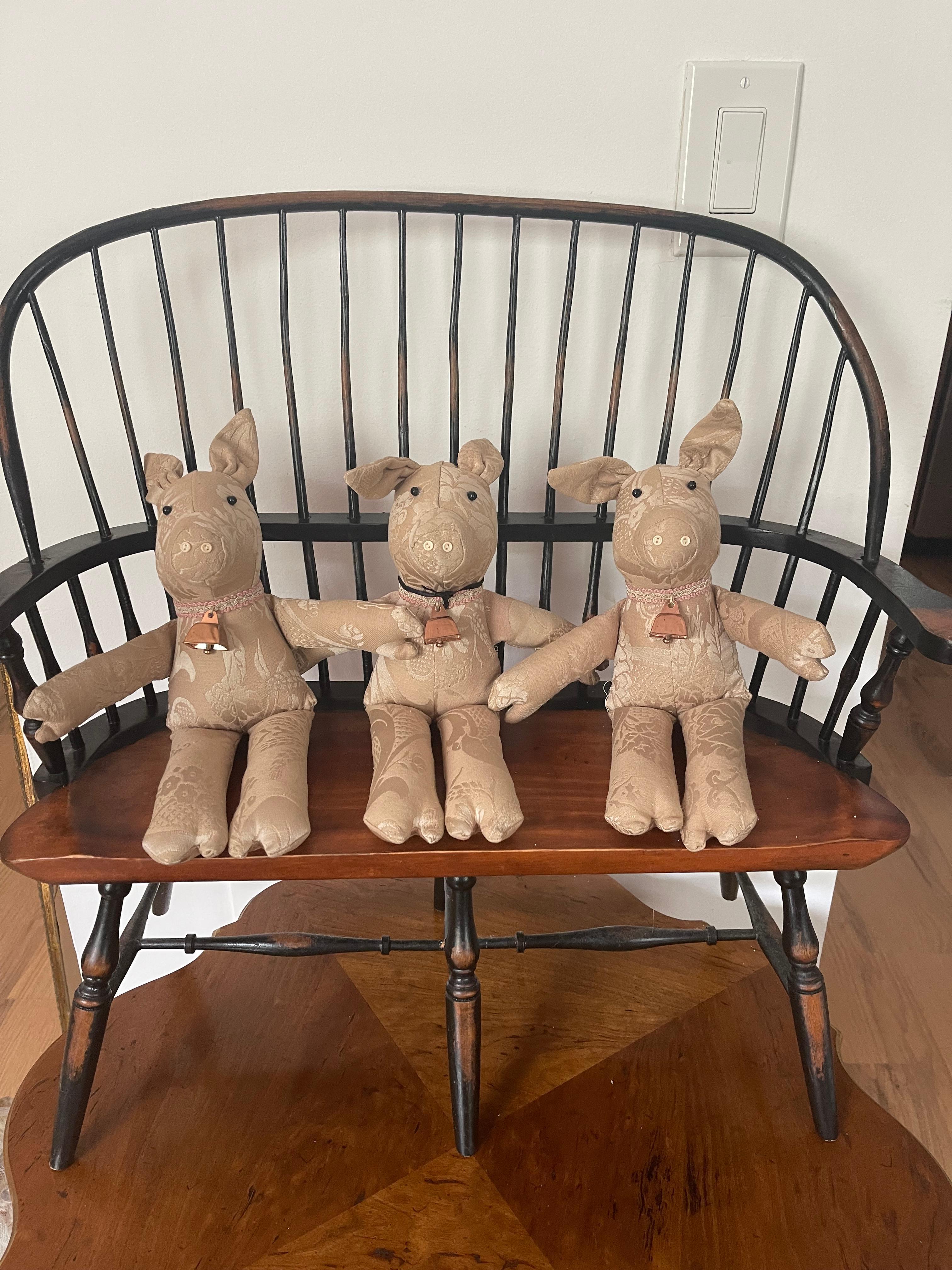 Figurines artisanales en tissu brocardé beige de 3 petits cochons, avec clochettes en laiton et yeux en perles. Des jouets uniques à collectionner.