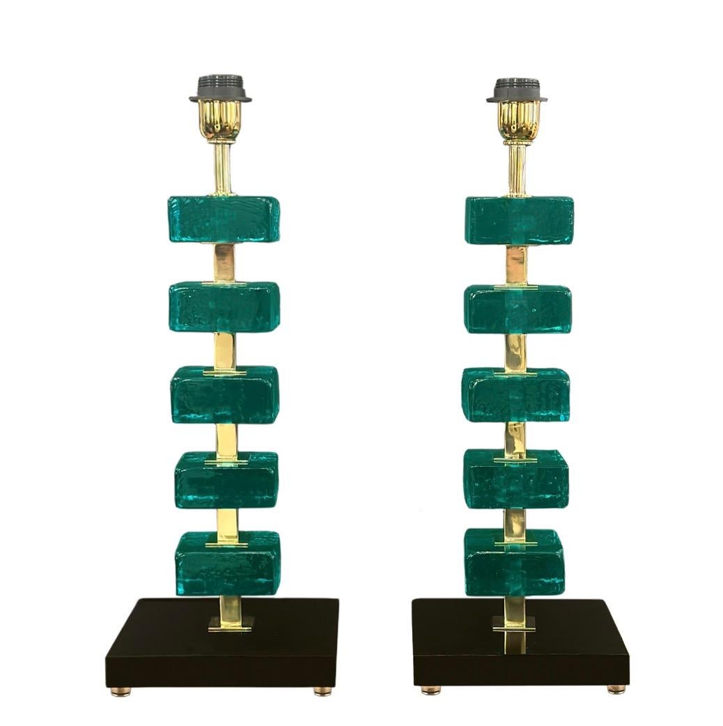 Handcrafted stacked Murano glass cube table lamps in turquoise and polished brass. Italy 2023.

Made to order.

Lamp shade not included.

Dimensions:
Width: 7