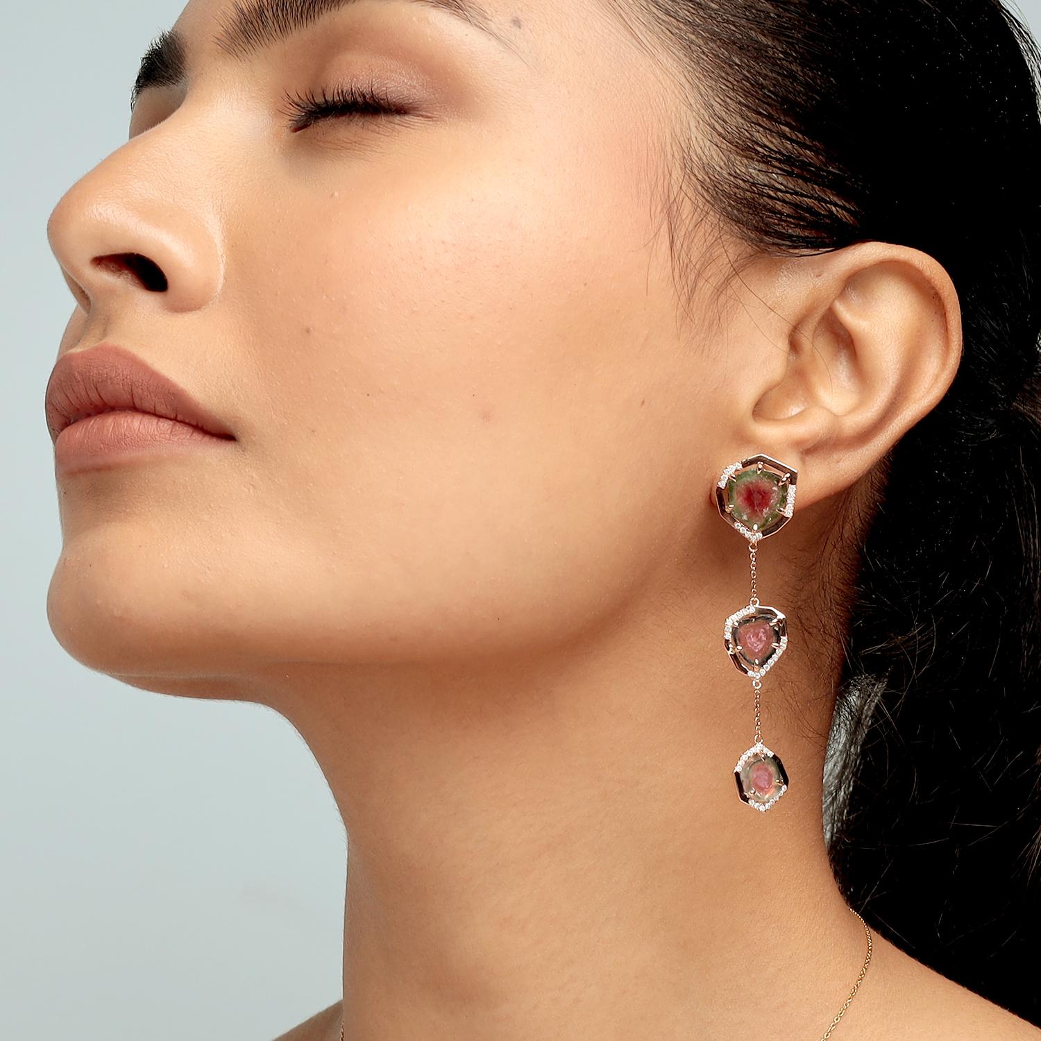 Questi straordinari orecchini a goccia di Artisan presentano 18,66ct di fette di tormalina naturale, ognuna delicatamente incorniciata da 0,59ct di diamanti, il tutto incastonato in 9,360g di oro rosa 18K. La silhouette a tre gocce da 68x15 mm mette