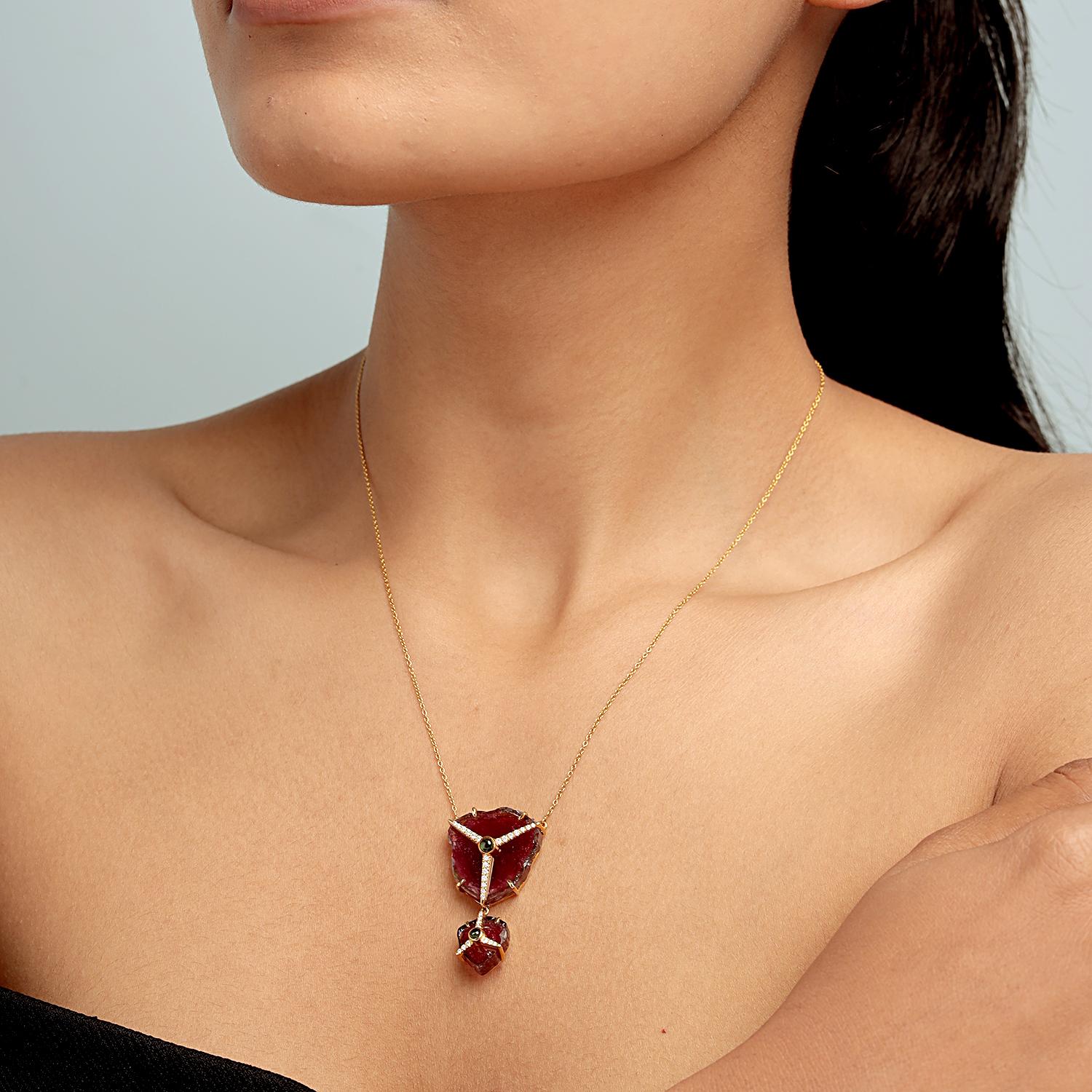 Questa collana artistica di Artistics è caratterizzata da fette di tormalina anguria per un totale di 20,94 carati, impreziosite da 0,18 carati di diamanti scintillanti e 0,25 carati di tormaline cabochon, il tutto incastonato in 4,976 g di oro