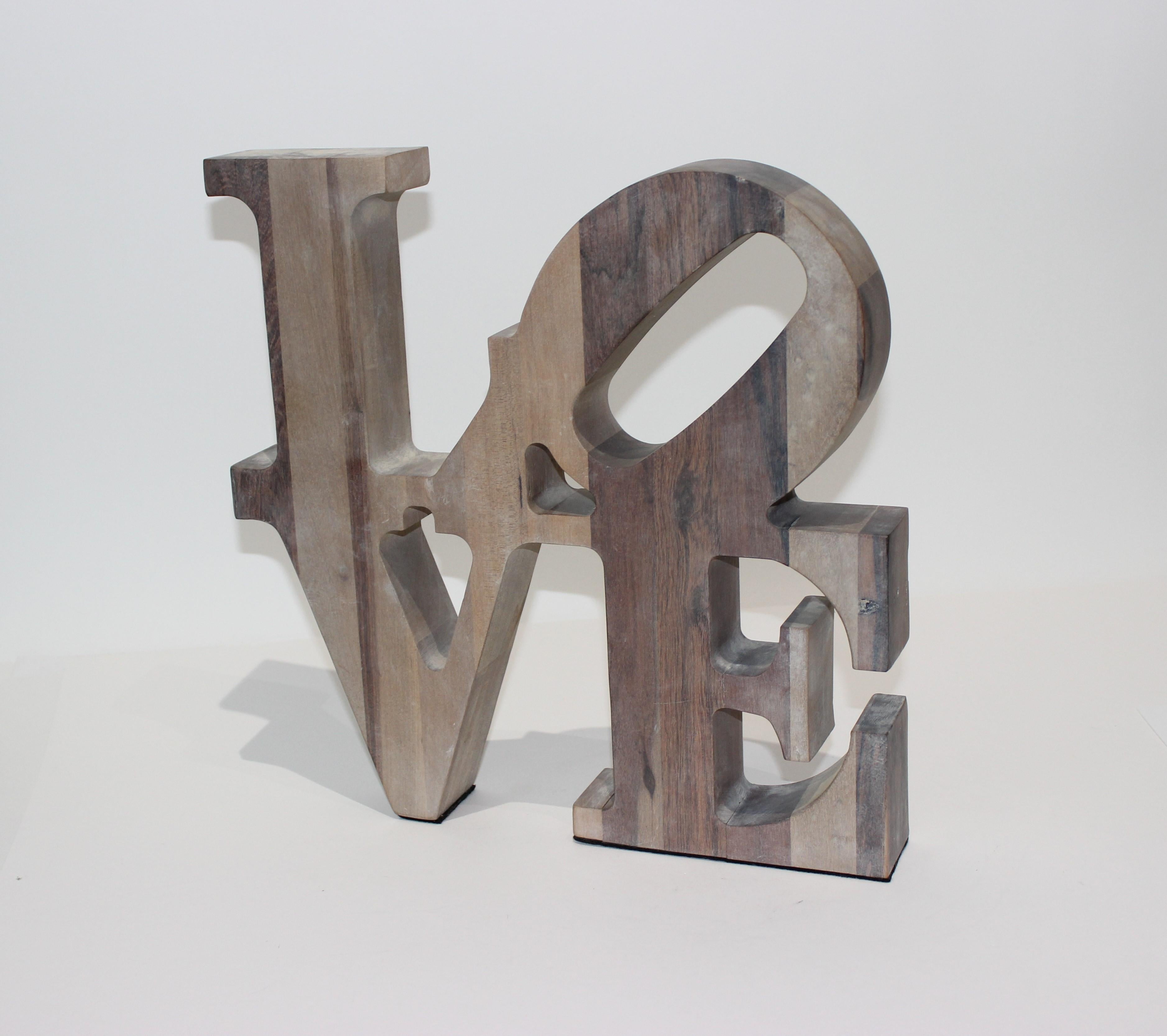 Questa scultura artigianale è un omaggio all'artista Robert Indiana e alla sua iconica scultura Love.

Il pezzo è realizzato con vari pezzi di legno che creano un effetto a righe.

Nota: la parte inferiore del pezzo è ricoperta di feltro nero.

