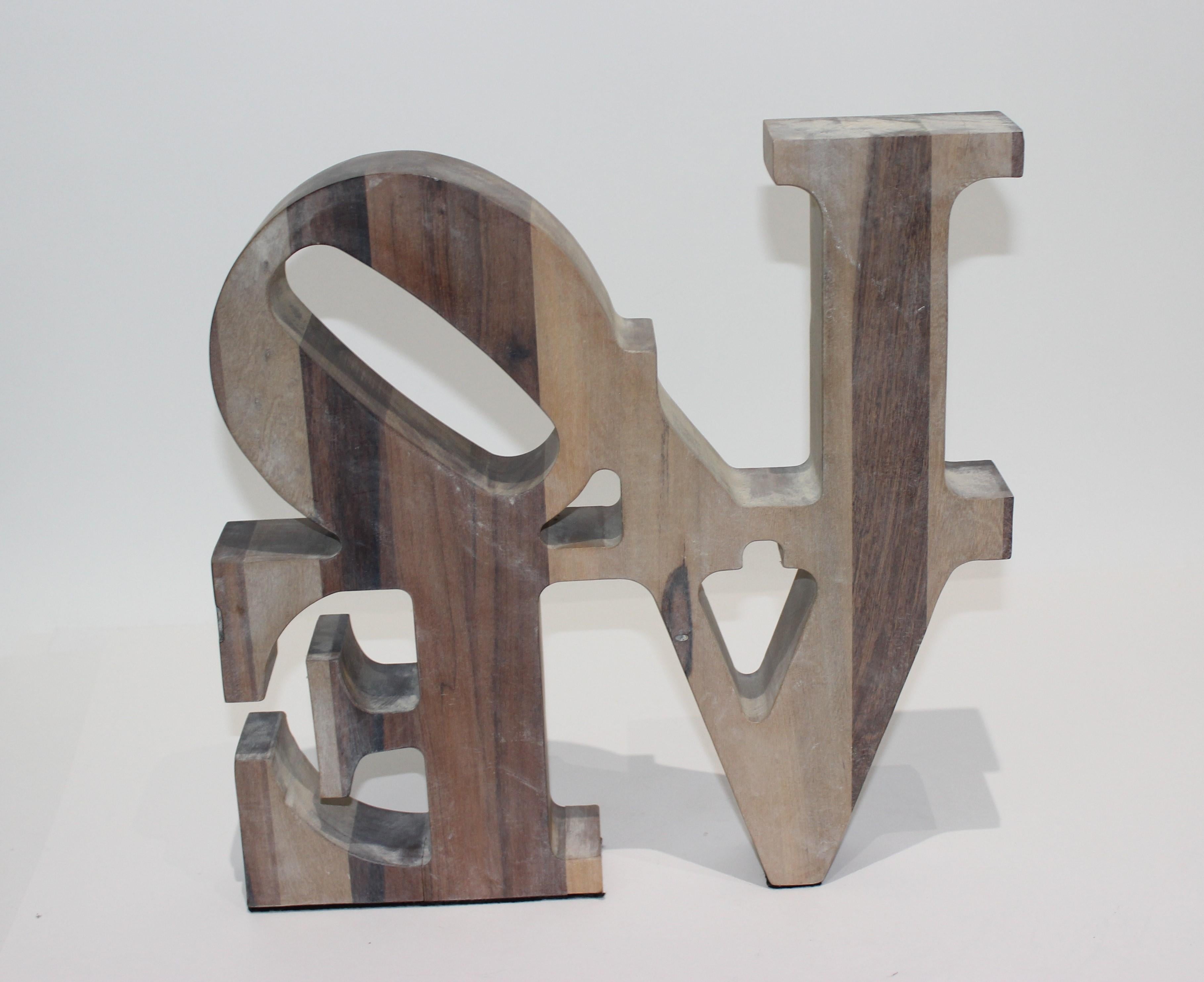 Fatto a mano Scultura artigianale in legno dopo l'amore di Robert Indiana in vendita