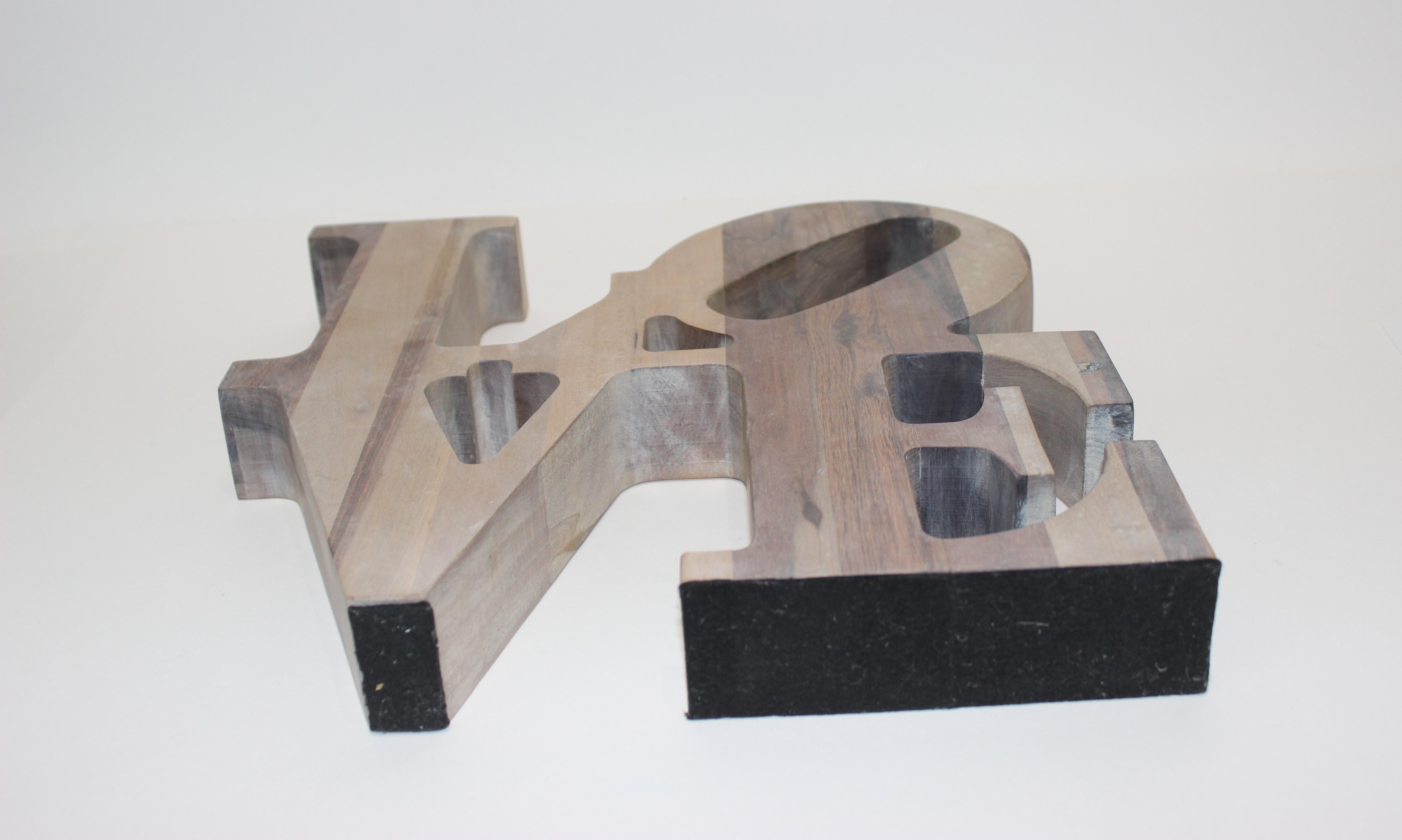 XXI secolo e contemporaneo Scultura artigianale in legno dopo l'amore di Robert Indiana in vendita