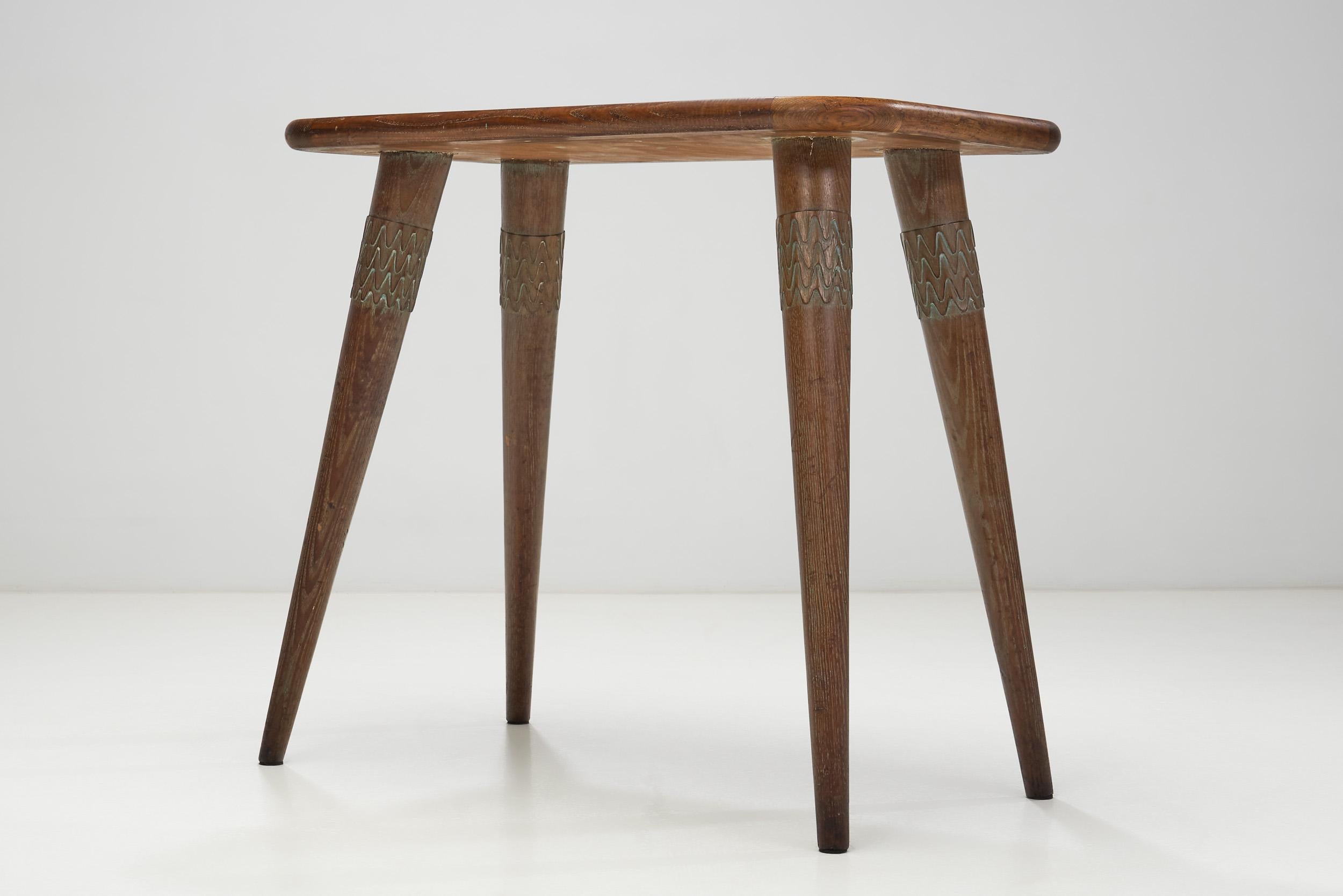 Table d'appoint en Wood Wood avec pieds Carved Decorative, Europe 1950s en vente 4