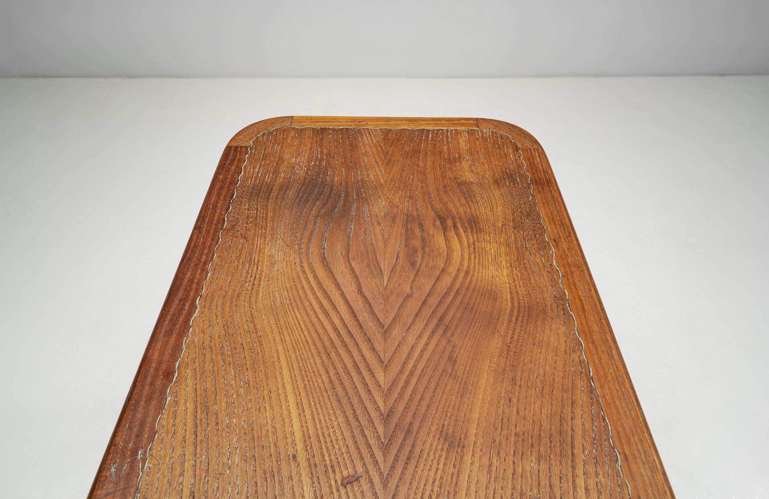 Milieu du XXe siècle Table d'appoint en Wood Wood avec pieds Carved Decorative, Europe 1950s en vente