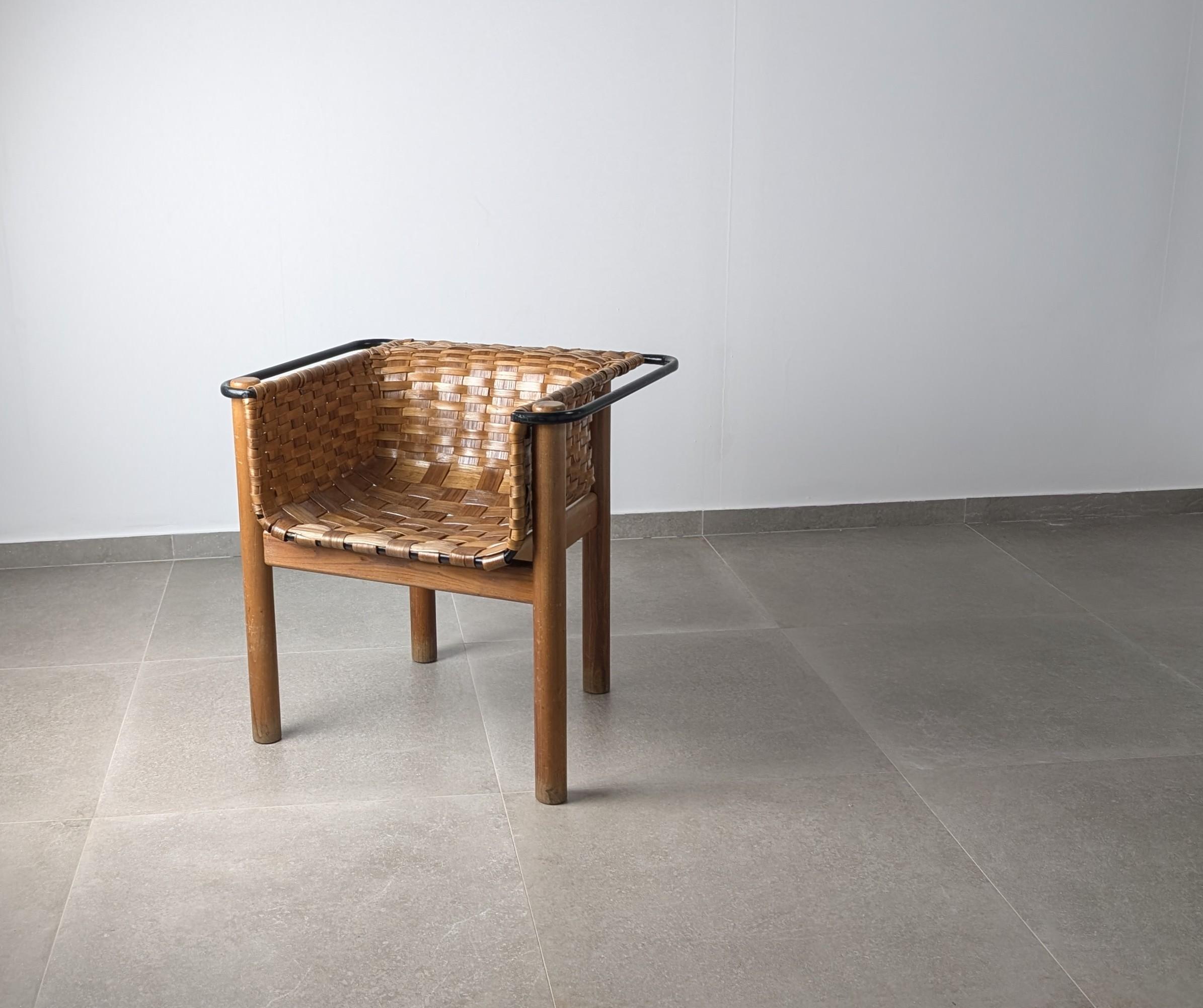 Exceptional handcrafted lounge chair designed and created in Hervás, Spain by the renowned artisan Longinos Hernández Prol during the 1980s, recipient of Spain's prestigious National Craft Award in 1986. Its design masterfully blends traditional