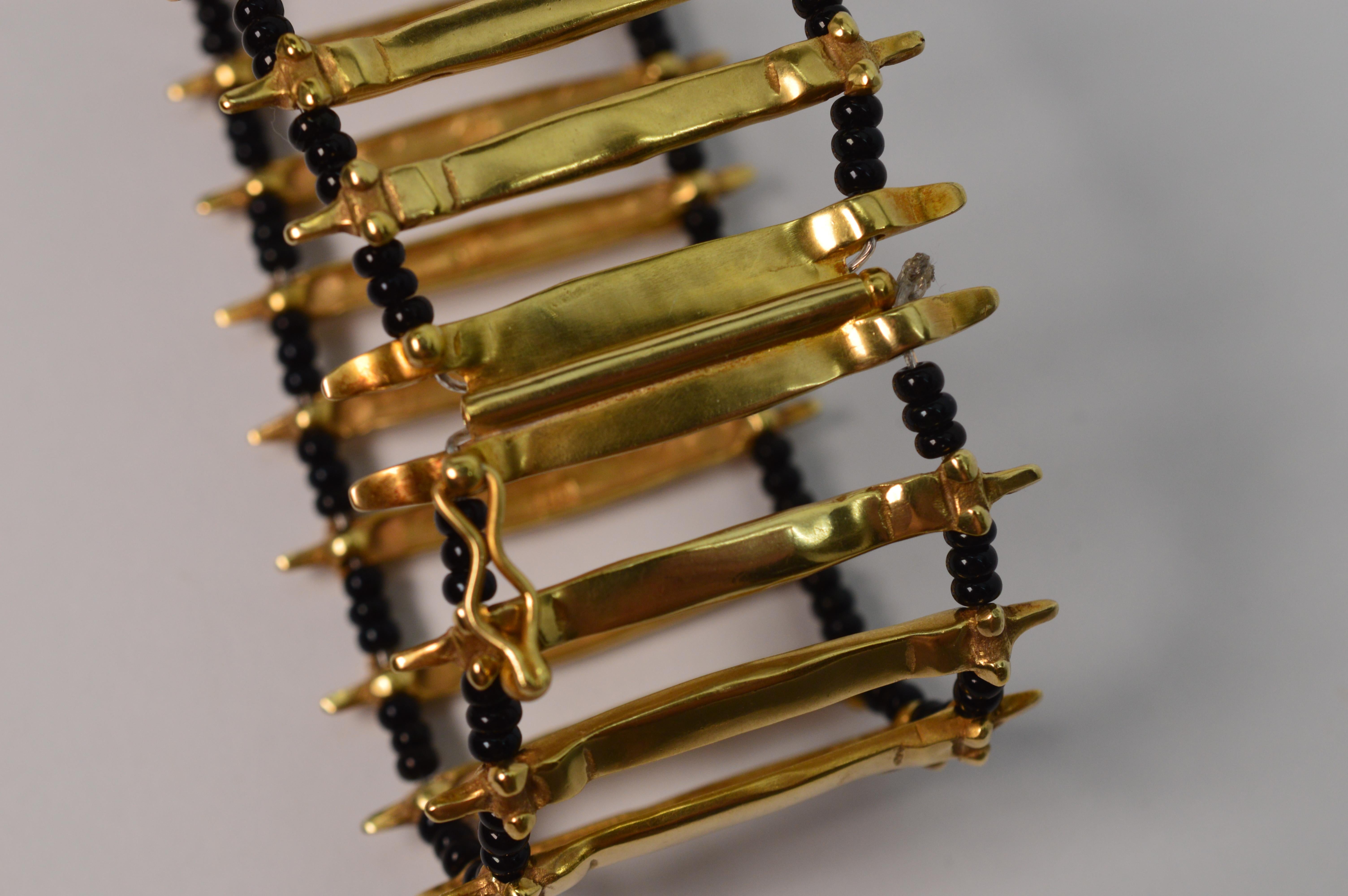 Bracelet manchette artisanal large en or jaune et onyx avec écailles en vente 5