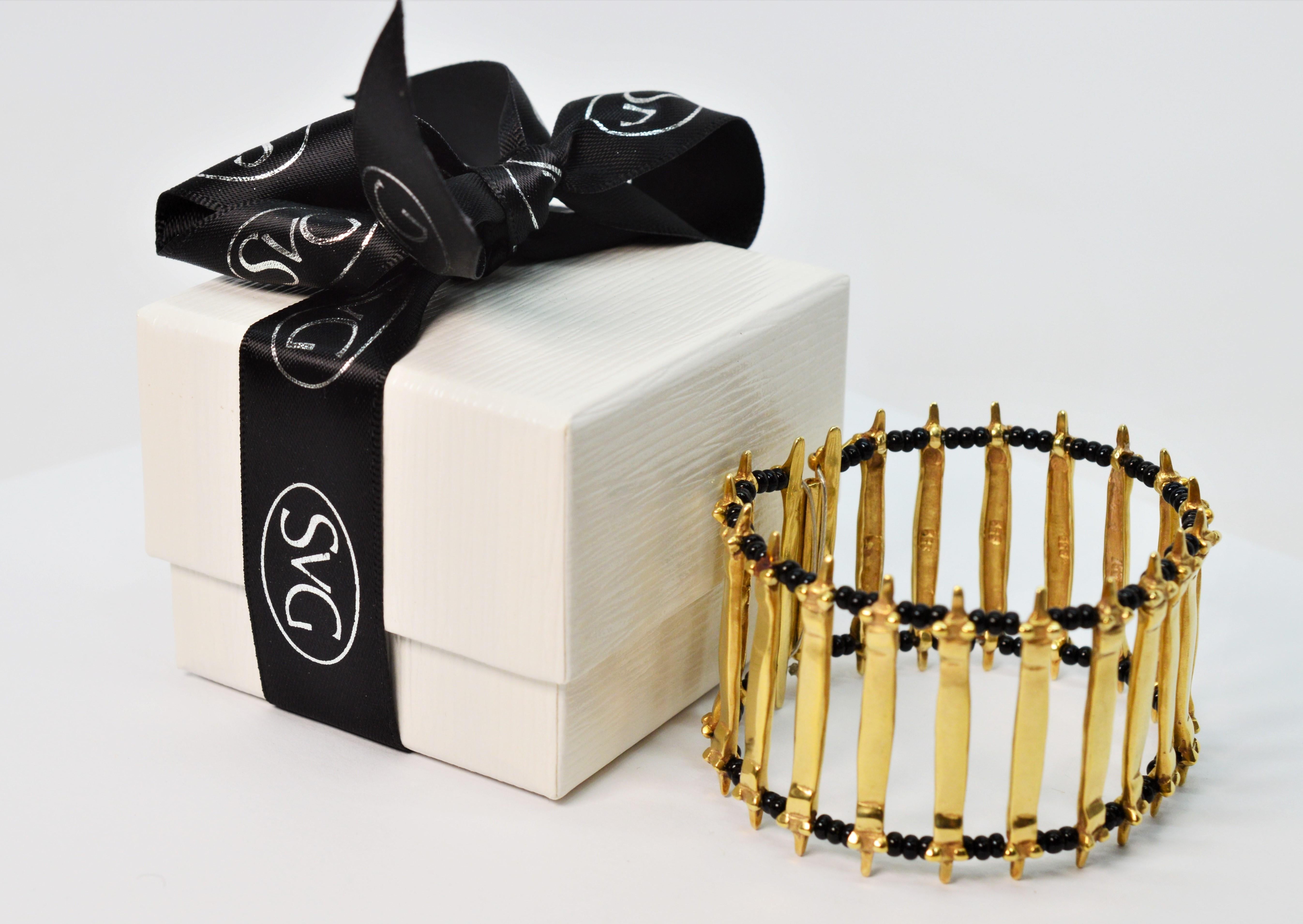 Bracelet manchette artisanal large en or jaune et onyx avec écailles en vente 7