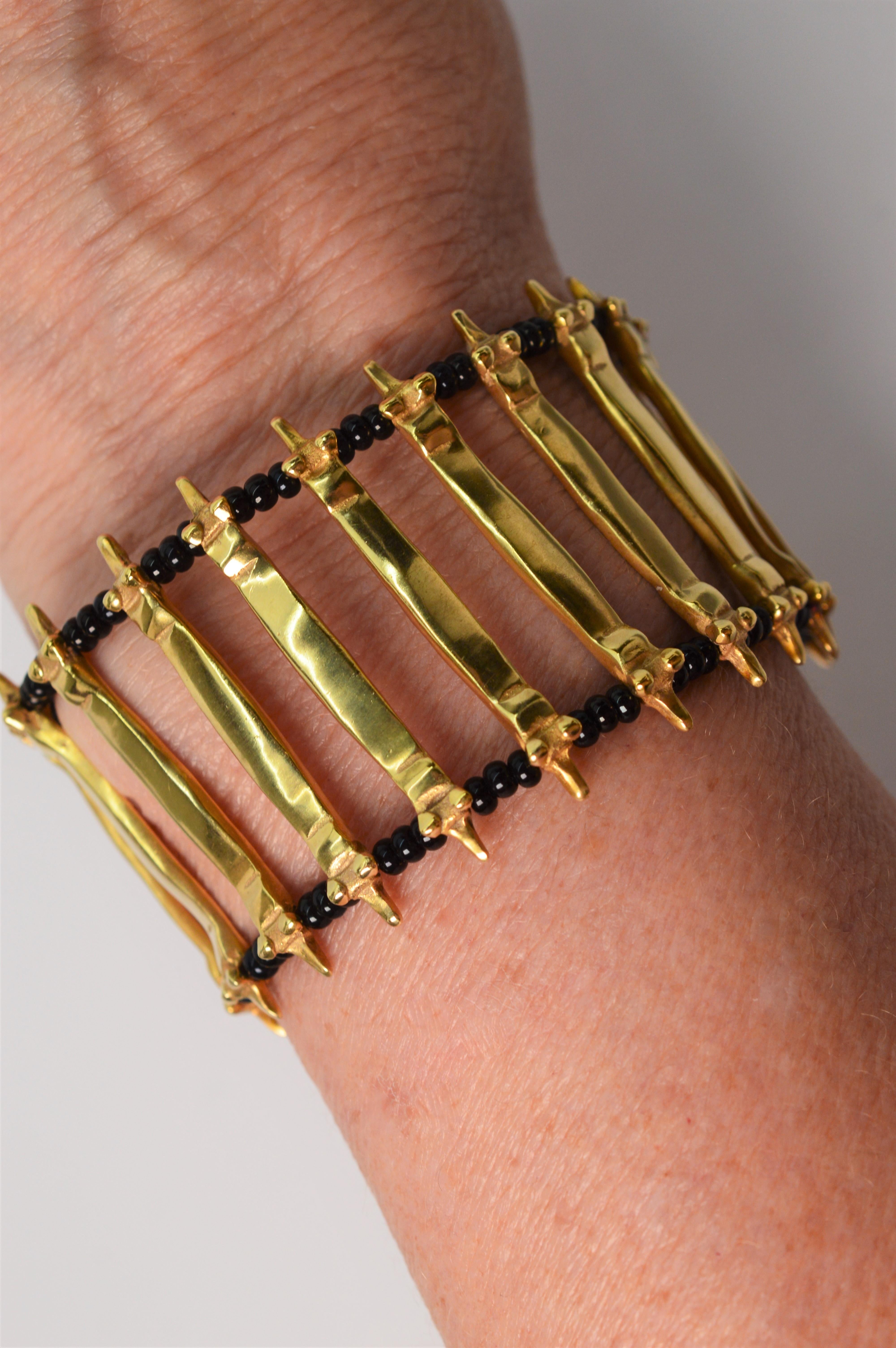 Taille ronde Bracelet manchette artisanal large en or jaune et onyx avec écailles en vente