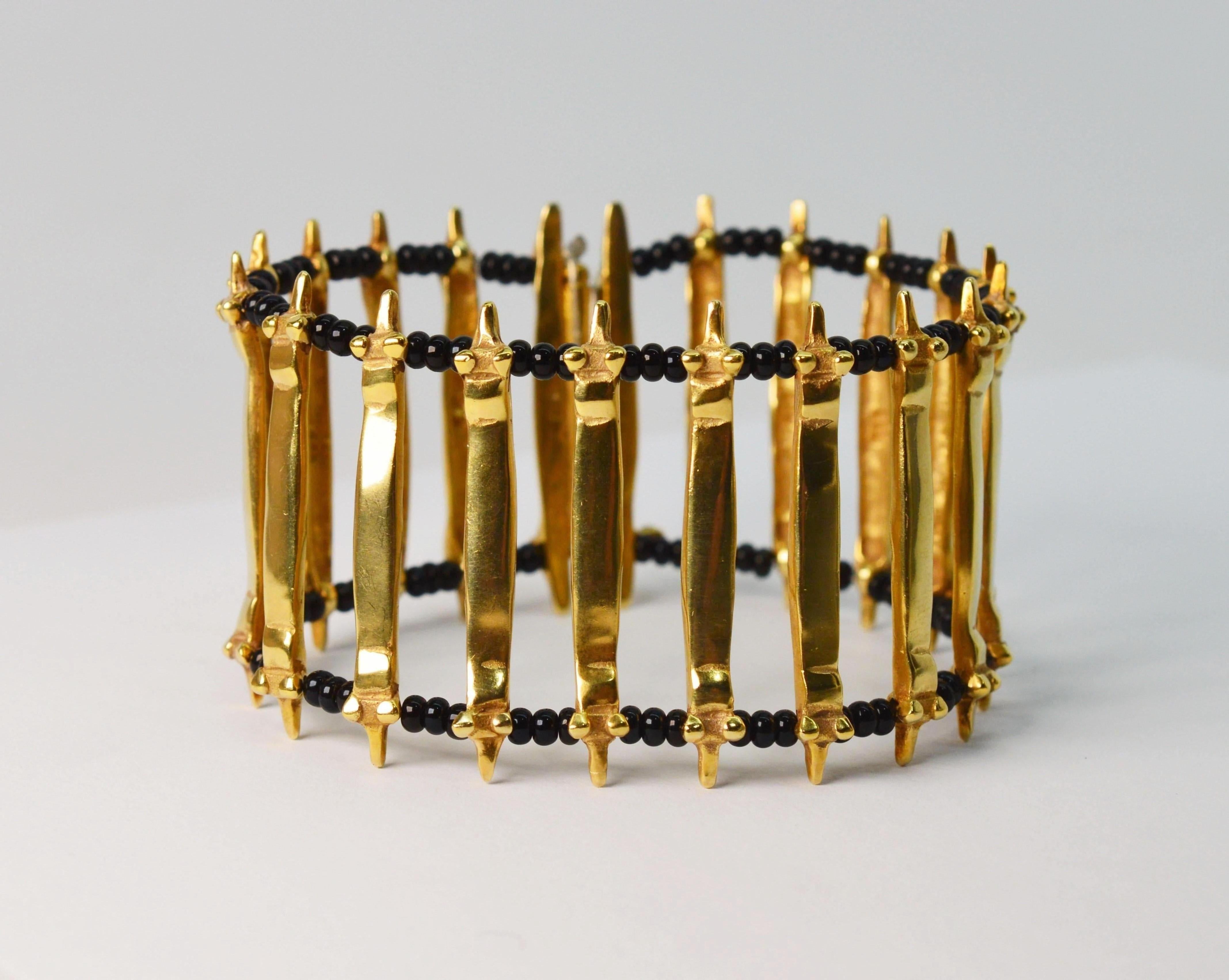 Bracelet manchette artisanal large en or jaune et onyx avec écailles en vente 1