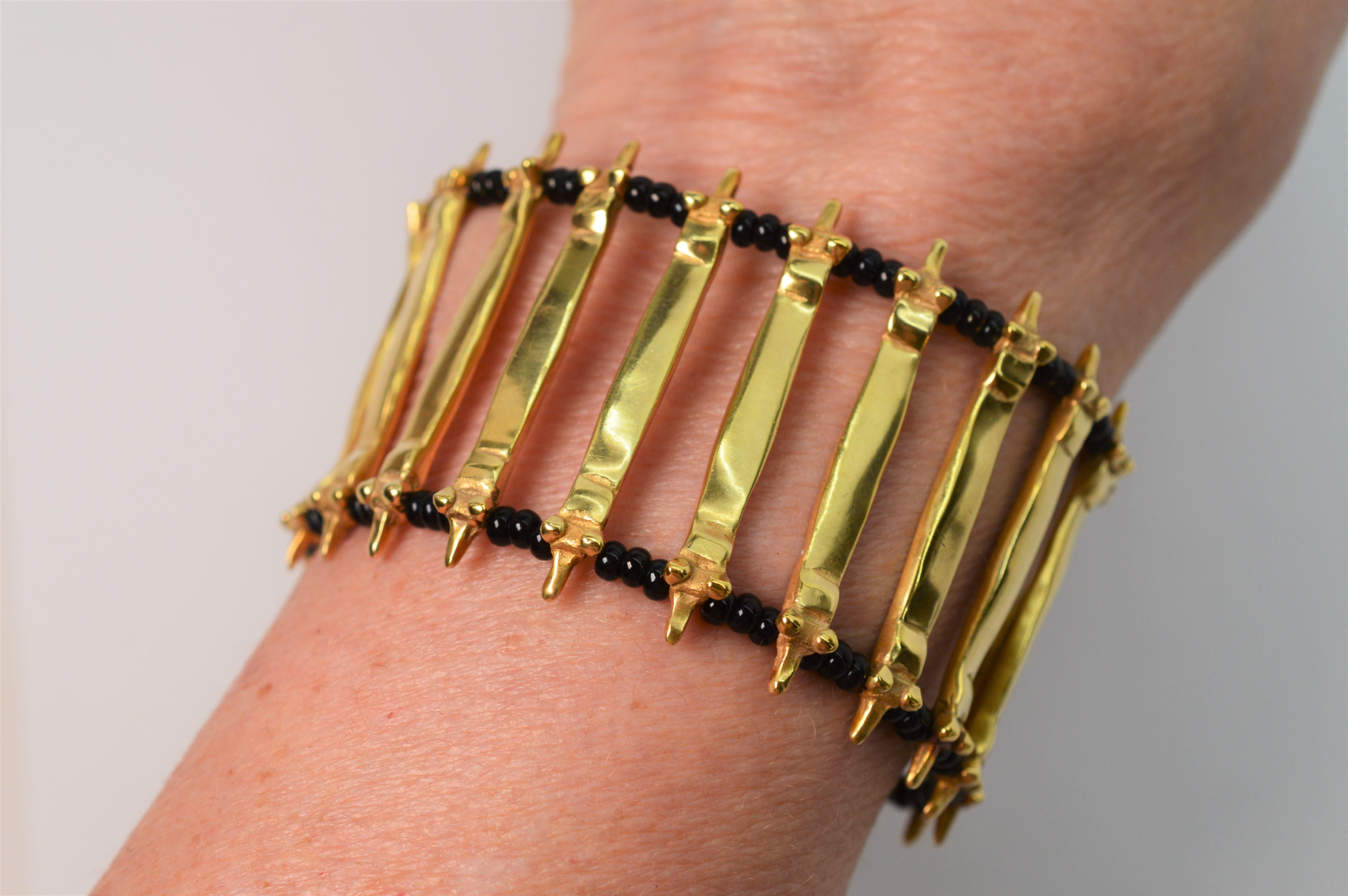 Bracelet manchette artisanal large en or jaune et onyx avec écailles en vente 2