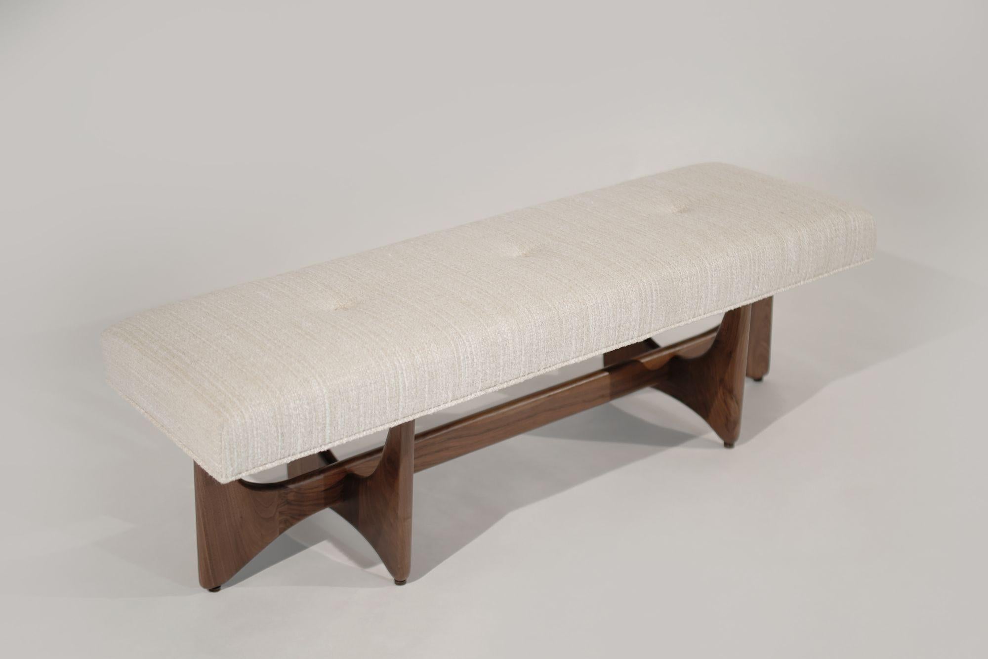 Voici le banc Artisanal de Stamford Modern, un mélange étonnant d'art et de fonctionnalité. Fabriqué à la main en noyer ou en chêne massif avec des courbes captivantes, ce banc ajoute de l'élégance à n'importe quel espace. Chaque pièce est