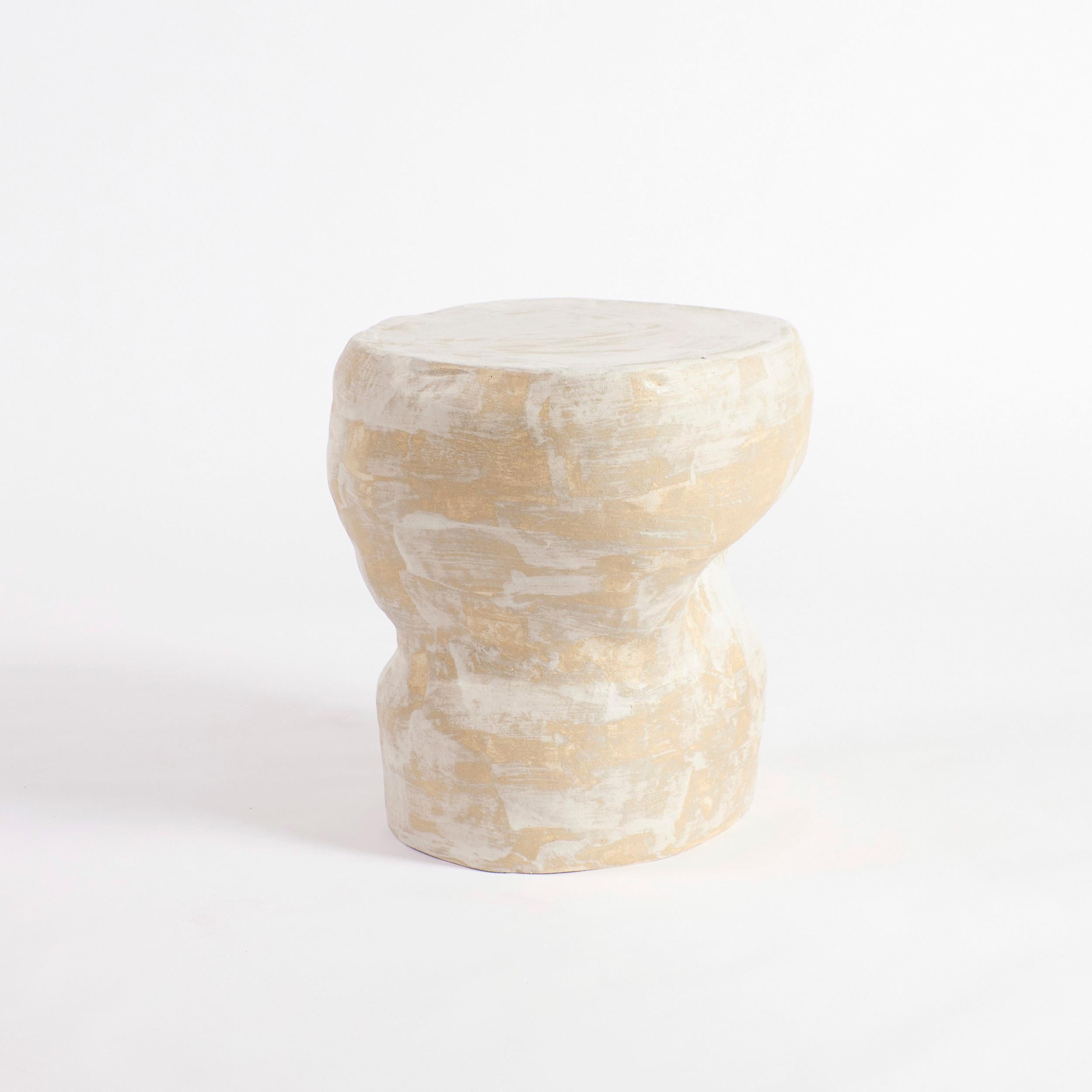 Table d'appoint en céramique artisanale en blanc crème translucide par Project 213A.
Fabriqué dans l'atelier de céramique de la marque.

Cette table suit un modèle de design général lancé en 2023, mais en raison du processus artisanal et émaillé à