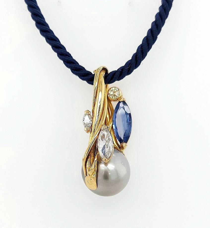 Stunning 18 kt yellow gold with a big grey pearl, sapphire, diamond with blue cord complementing the blue of the sapphire. 

Jean Pierre De Saedeleer signed hanger / necklace completely hand crafted and unique.

Only one piece made !

Sapphire: