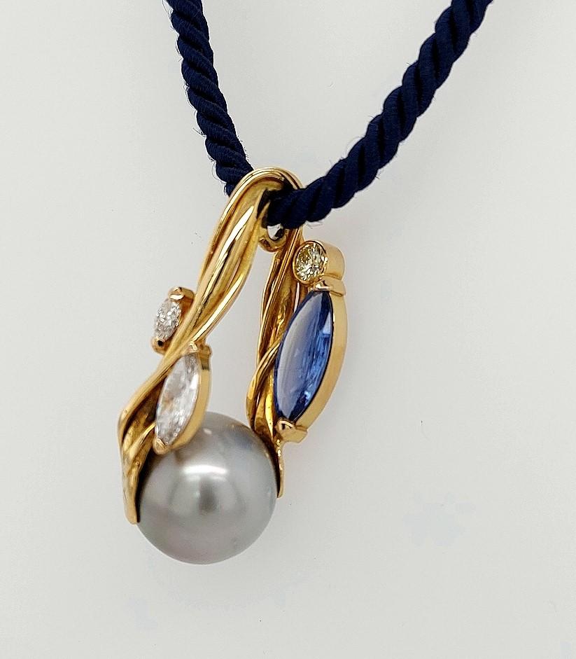  18kt Yellow Gold Artisanal De Saedeleer Necklace Tahiti Pearl, Sapphire Diamond For Sale 3