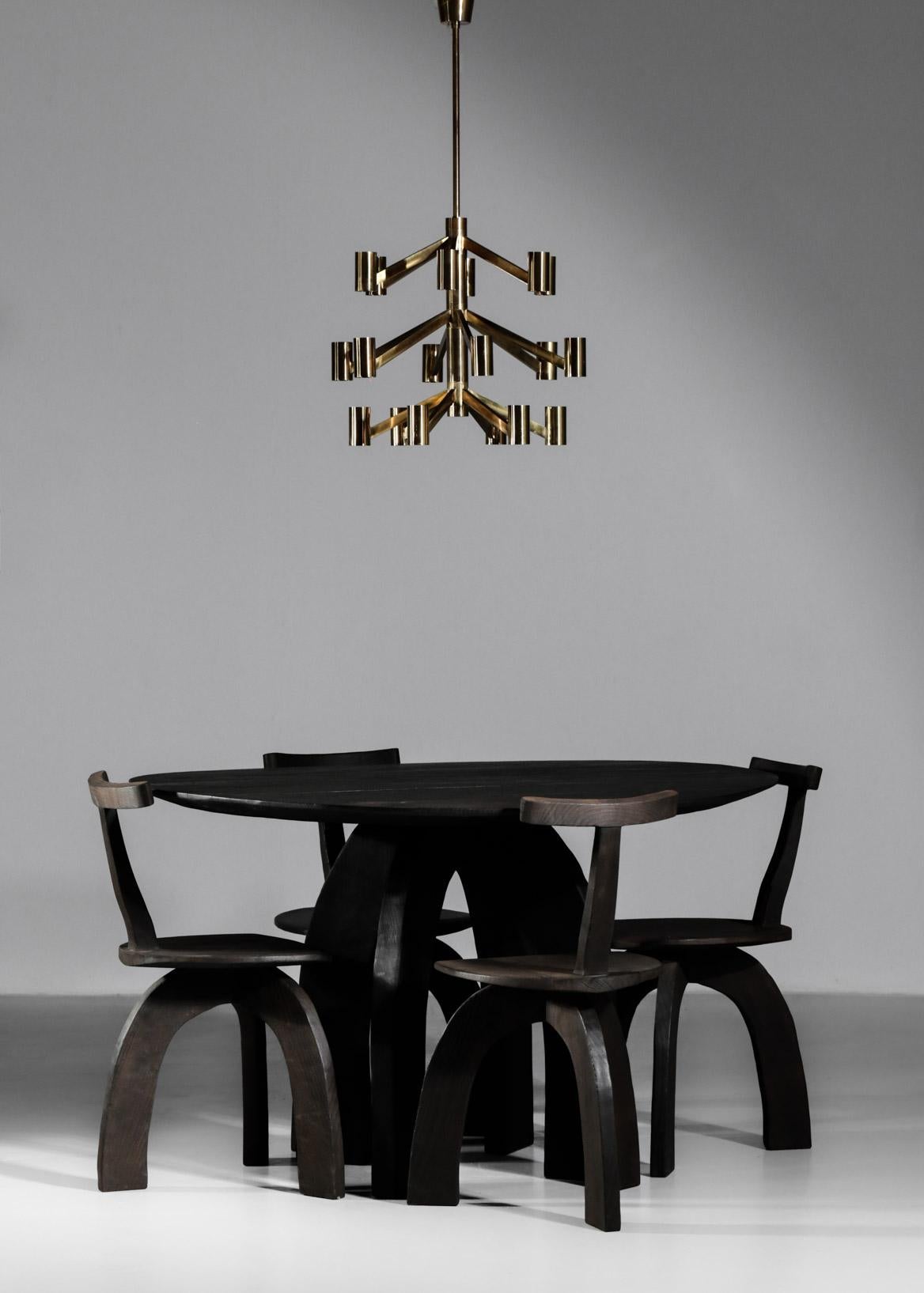 Die Danke Galerie freut sich, Ihnen die neueste Kreation des Schreiners Vincent Vincent vorzustellen, einen runden Tisch aus gebranntem Massivholz, der vollständig in Lyon handgefertigt wurde. Dieser Tisch ergänzt die Stühle und Sessel, die bereits