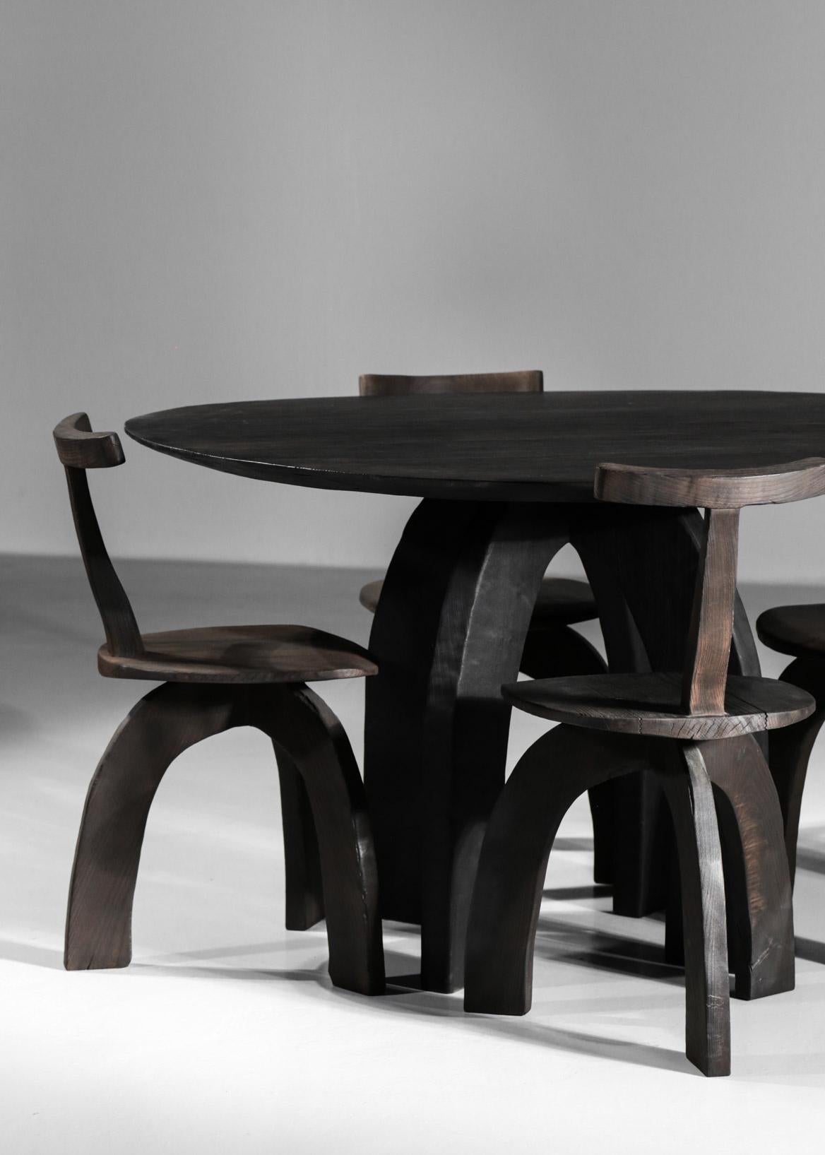 Kunsthandwerkliches Esstisch-Set aus rundem Tisch und Stühlen von Vincent Vincent, 80/20, gebranntes Holz (Französisch) im Angebot