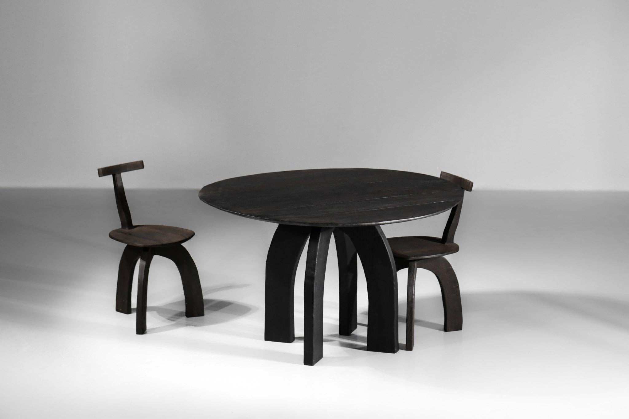 Kunsthandwerkliches Esstisch-Set aus rundem Tisch und Stühlen von Vincent Vincent, 80/20, gebranntes Holz im Zustand „Neu“ im Angebot in Lyon, FR