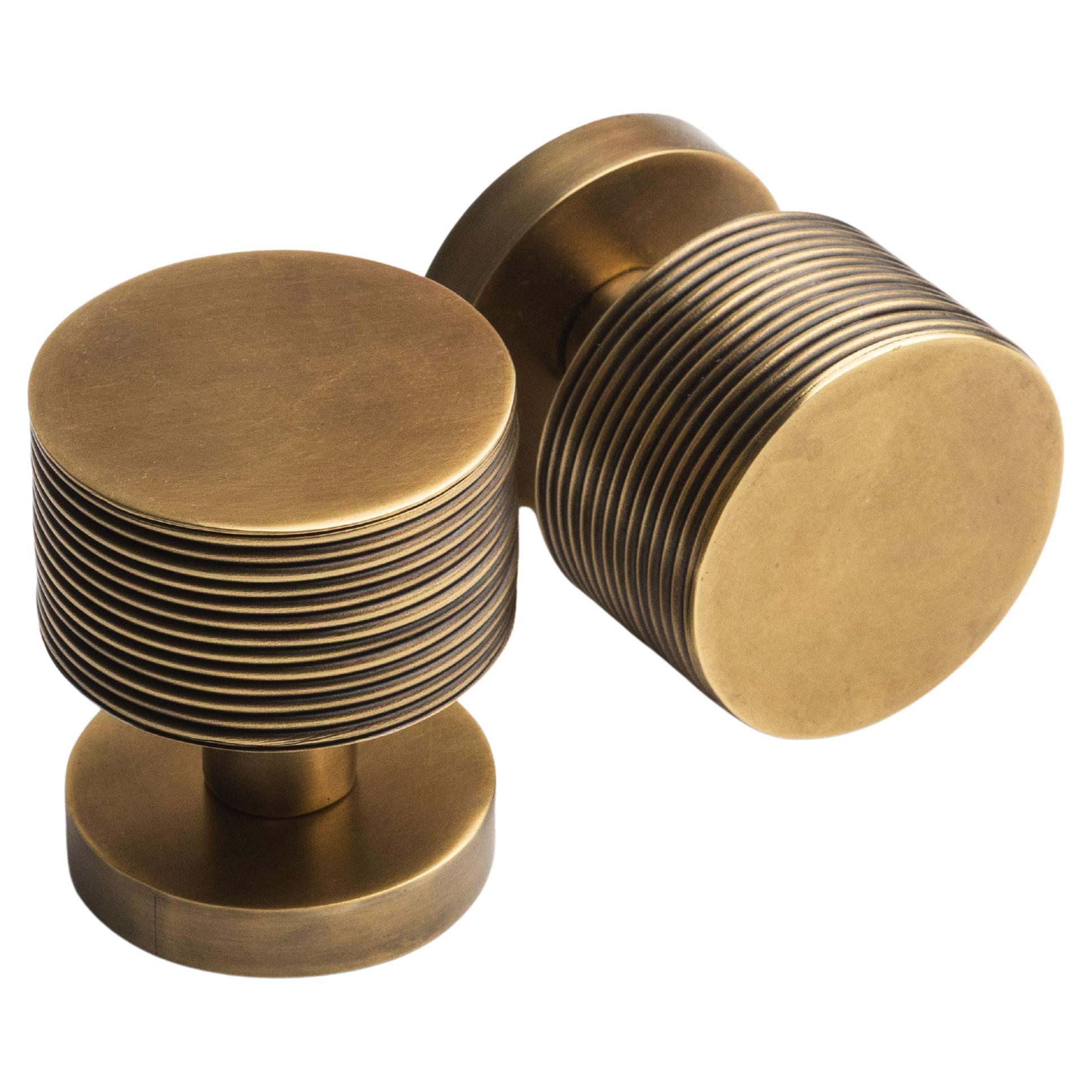 Pomos artesanales con ricas texturas y líneas equilibradas   ø 6 cm x H 7