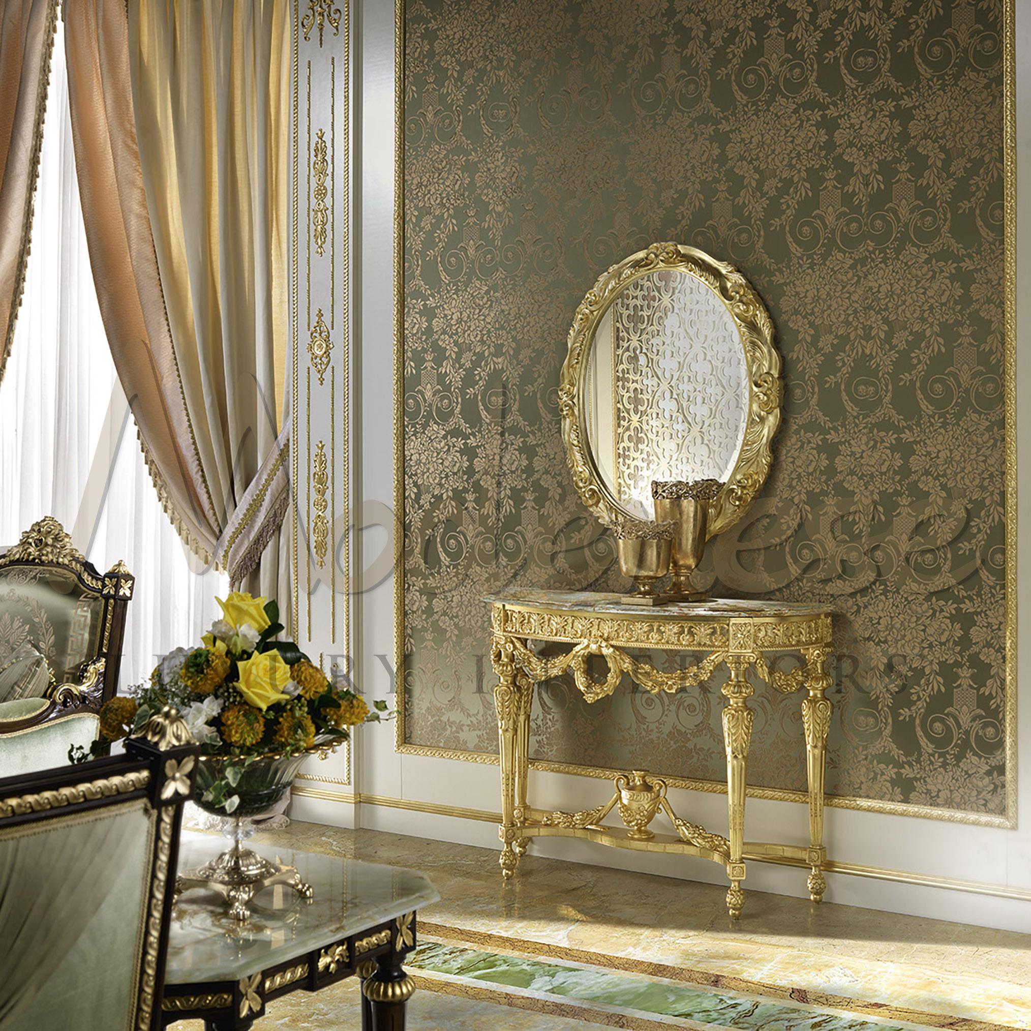 Console classique somptueuse de Modenese Luxury Interiors. Embellissez vos pièces sociales avec ce meuble haut de gamme, qui doit la plupart de son élégance aux mains habiles des artisans et décorateurs modénais. La surface supérieure présente ici