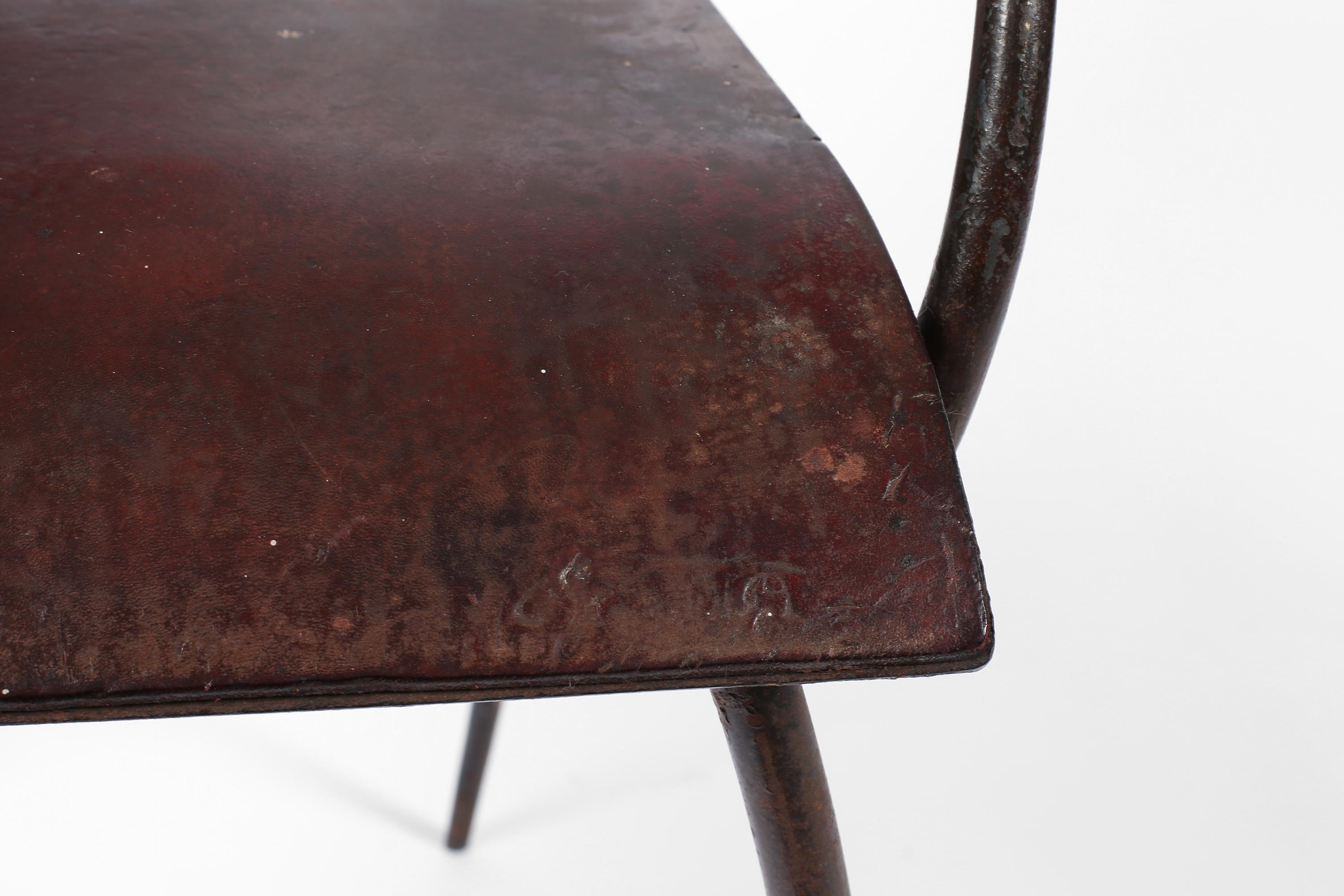 Kunsthandwerklicher französischer Modernist Eisen und Leder Stuhl Midcentury Modern im Angebot 4