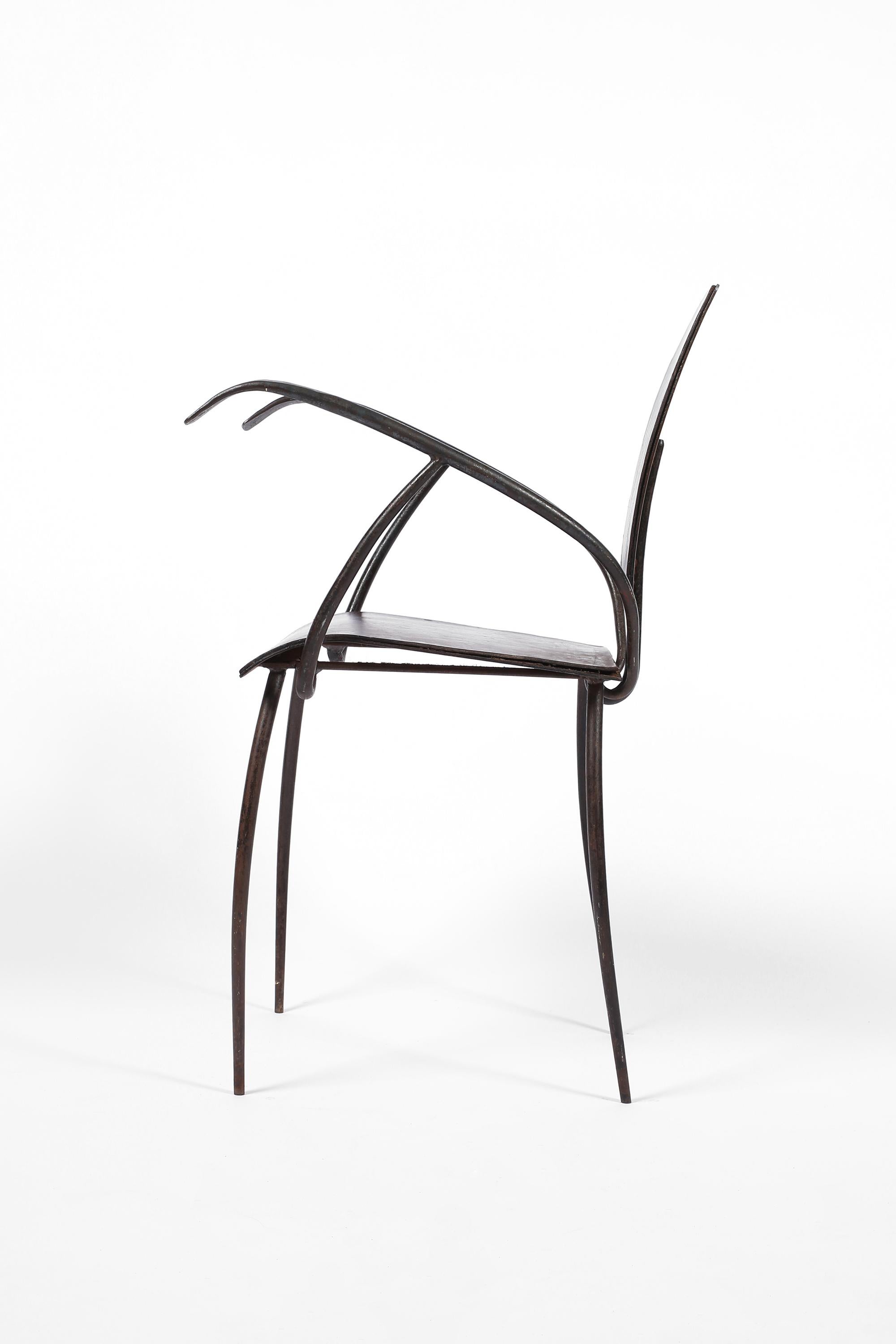 Kunsthandwerklicher französischer Modernist Eisen und Leder Stuhl Midcentury Modern (Moderne der Mitte des Jahrhunderts) im Angebot