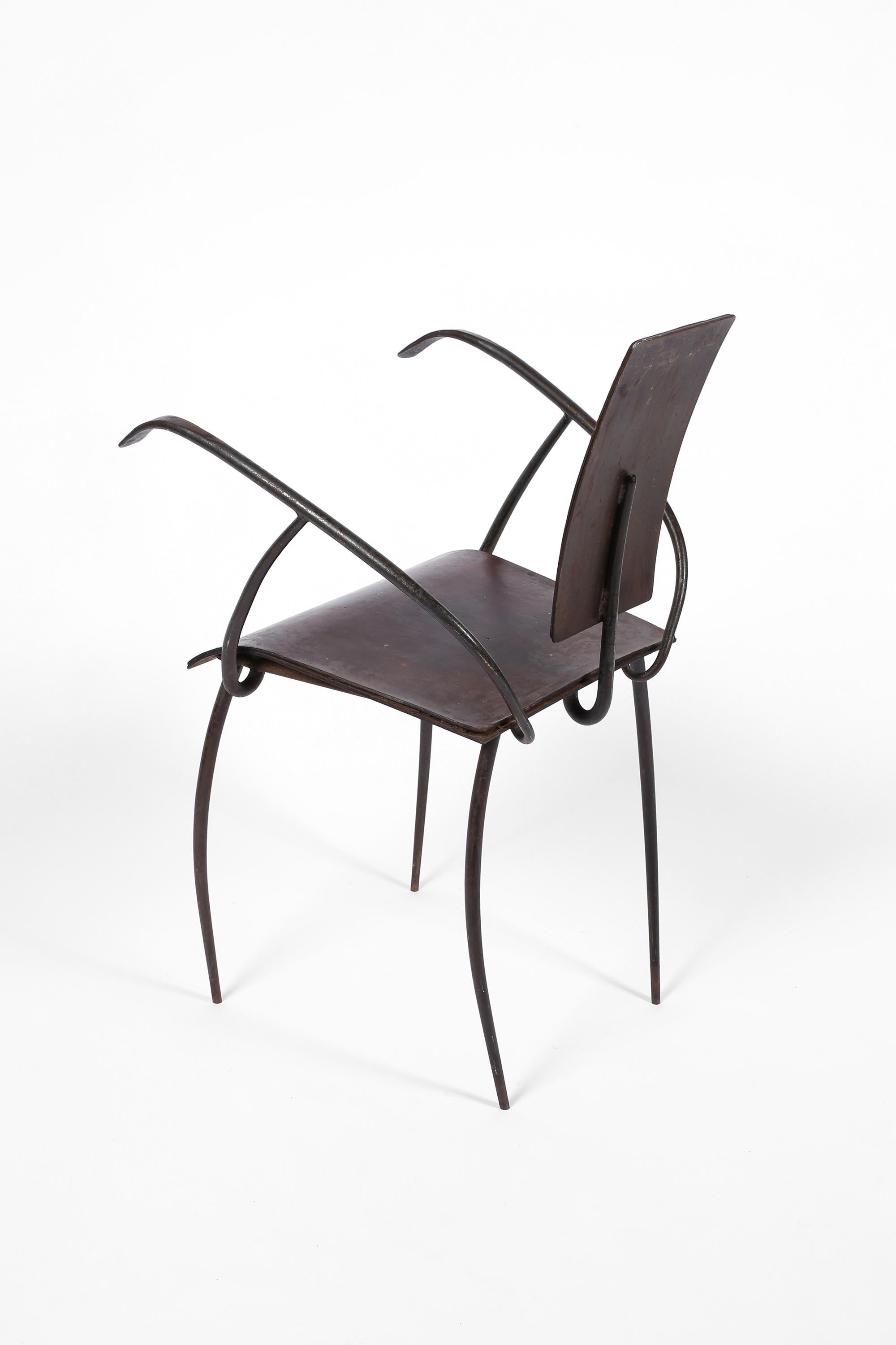Kunsthandwerklicher französischer Modernist Eisen und Leder Stuhl Midcentury Modern (Französisch) im Angebot