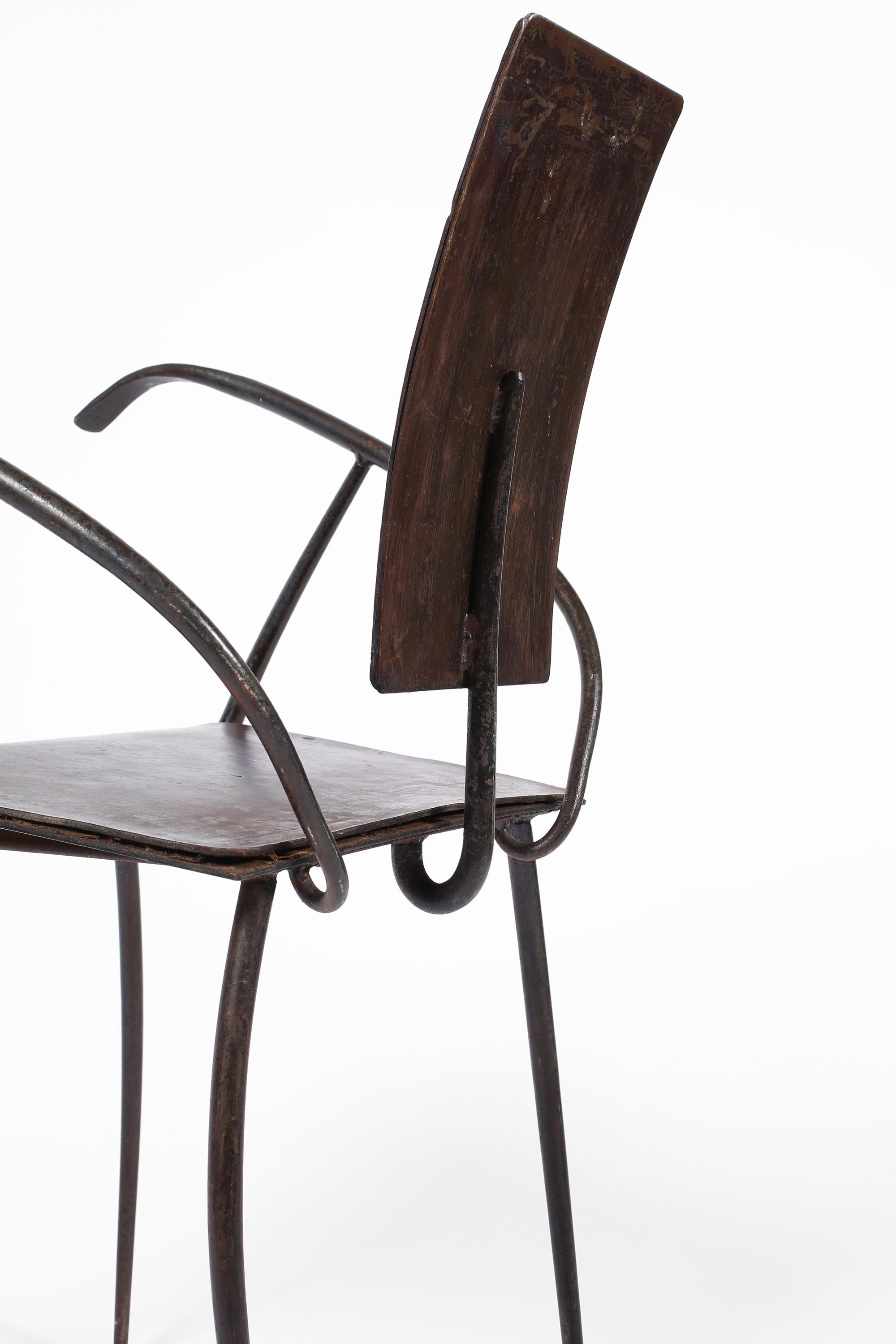 Kunsthandwerklicher französischer Modernist Eisen und Leder Stuhl Midcentury Modern im Zustand „Gut“ im Angebot in London, GB