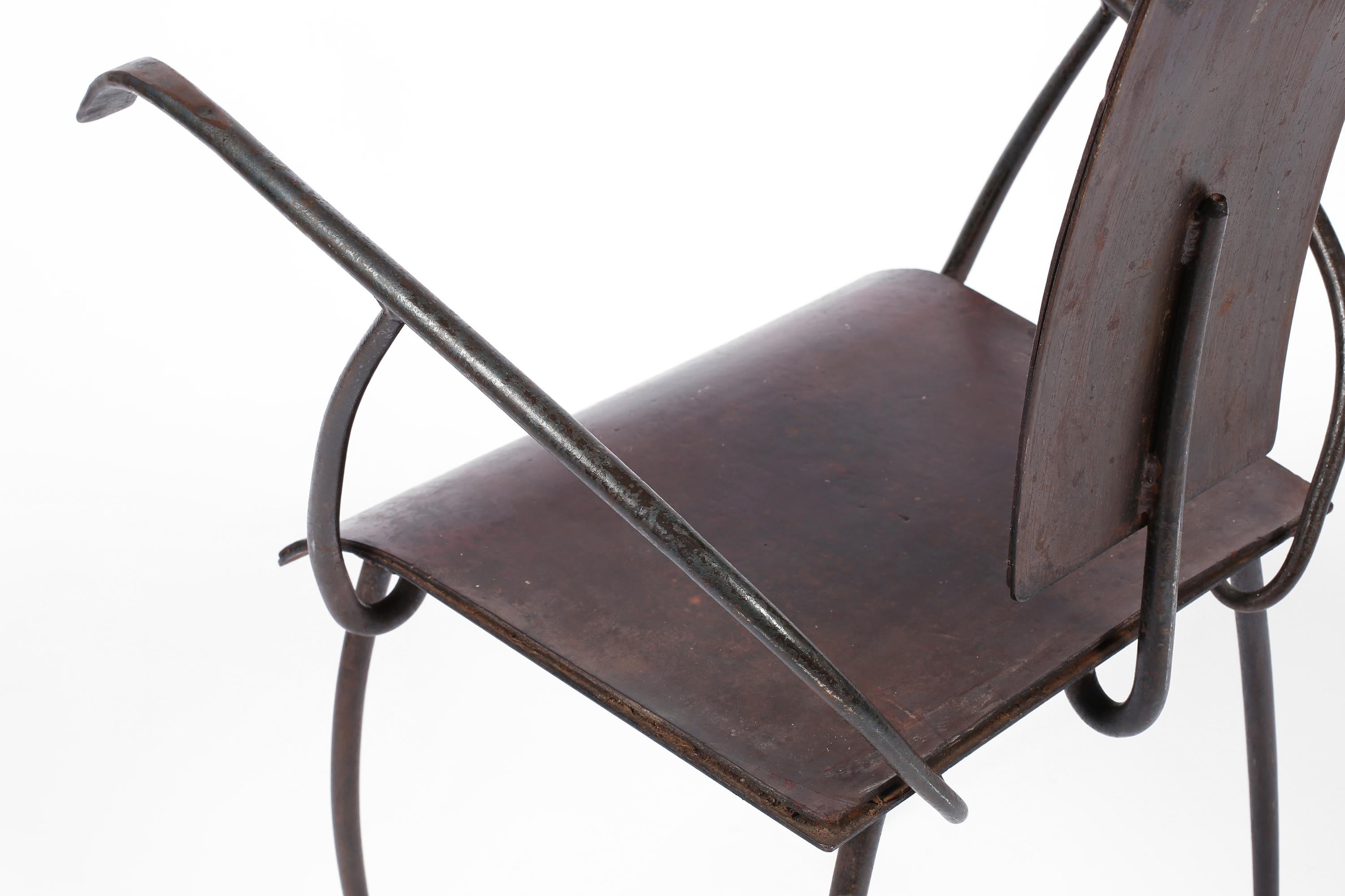 Kunsthandwerklicher französischer Modernist Eisen und Leder Stuhl Midcentury Modern (20. Jahrhundert) im Angebot
