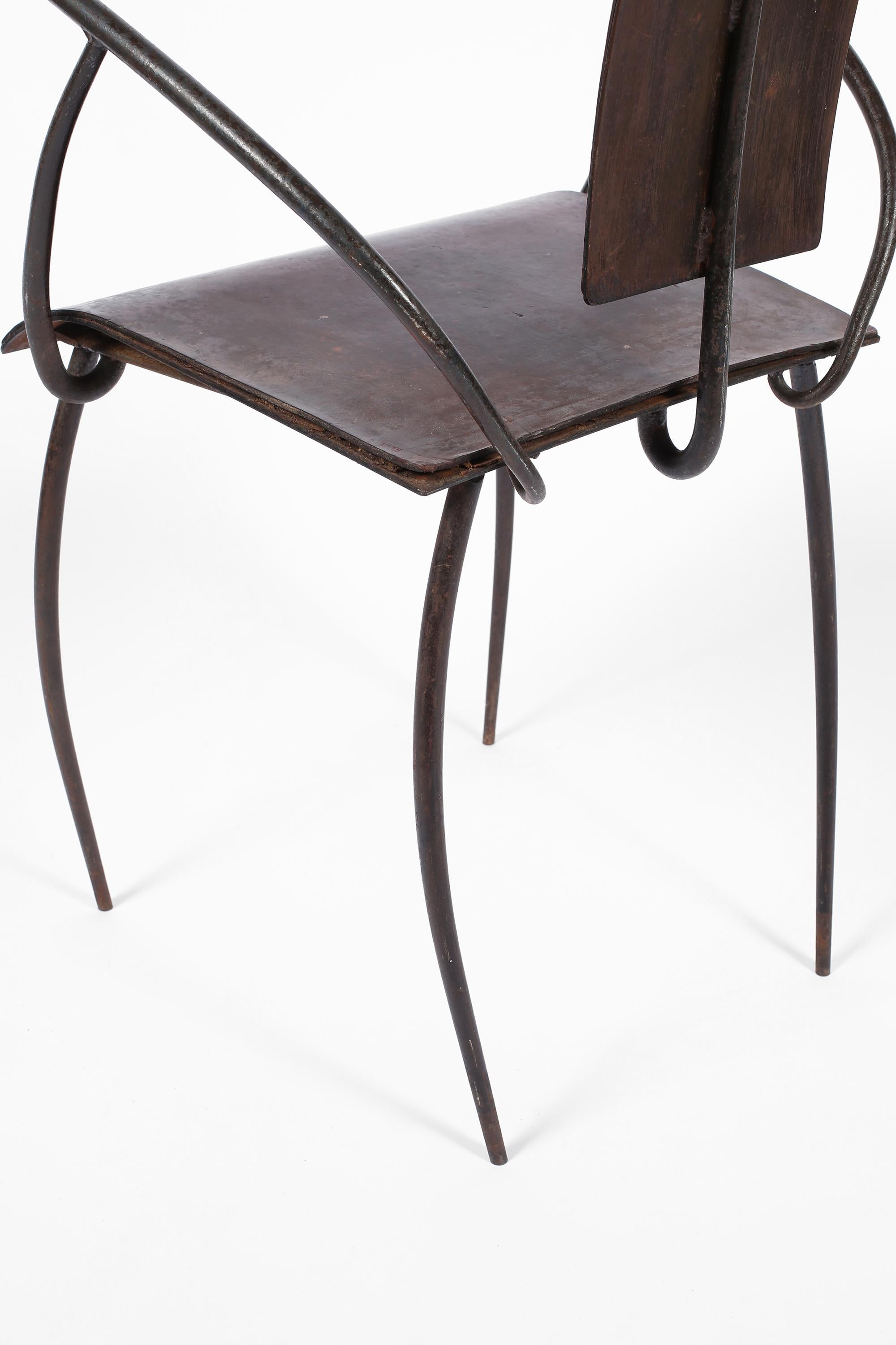 Kunsthandwerklicher französischer Modernist Eisen und Leder Stuhl Midcentury Modern im Angebot 1