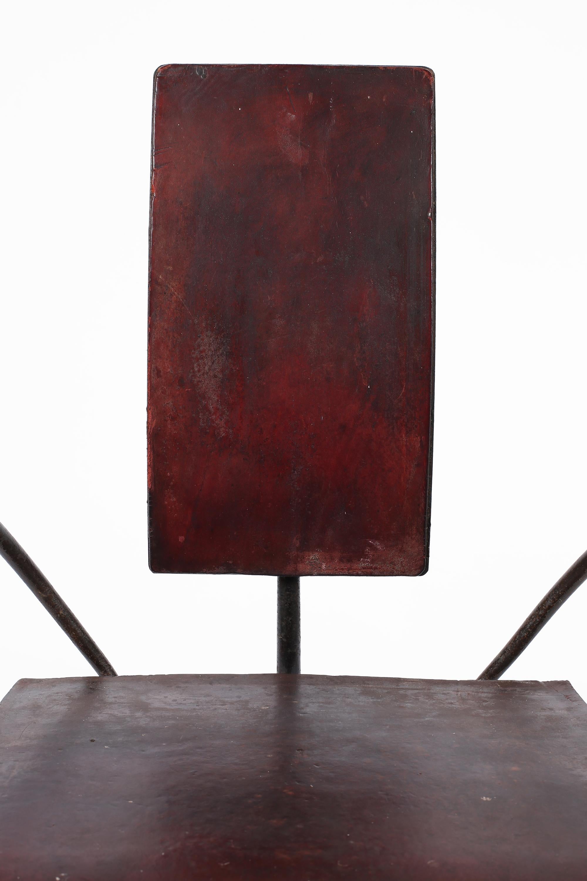 Kunsthandwerklicher französischer Modernist Eisen und Leder Stuhl Midcentury Modern im Angebot 2