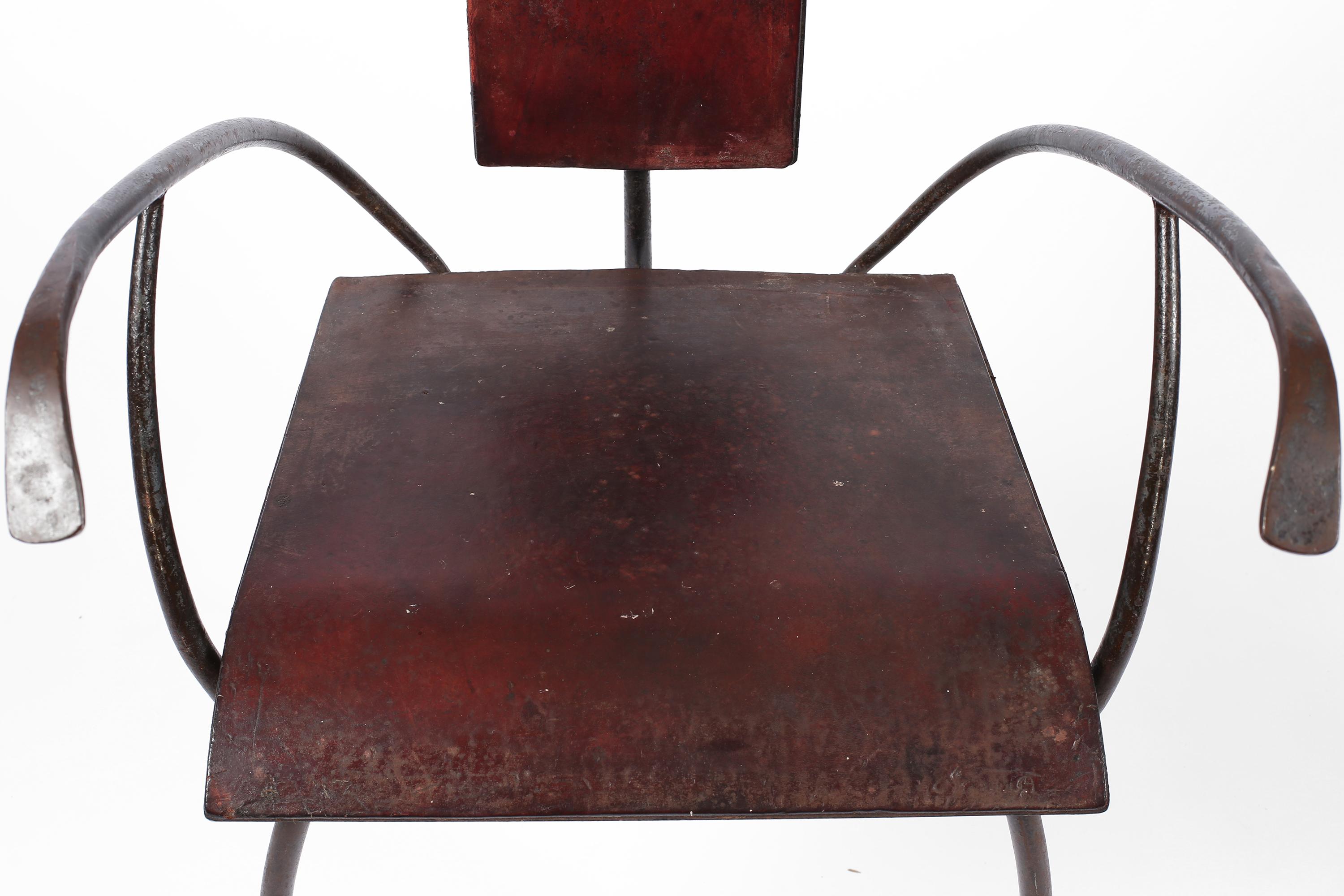 Kunsthandwerklicher französischer Modernist Eisen und Leder Stuhl Midcentury Modern im Angebot 3