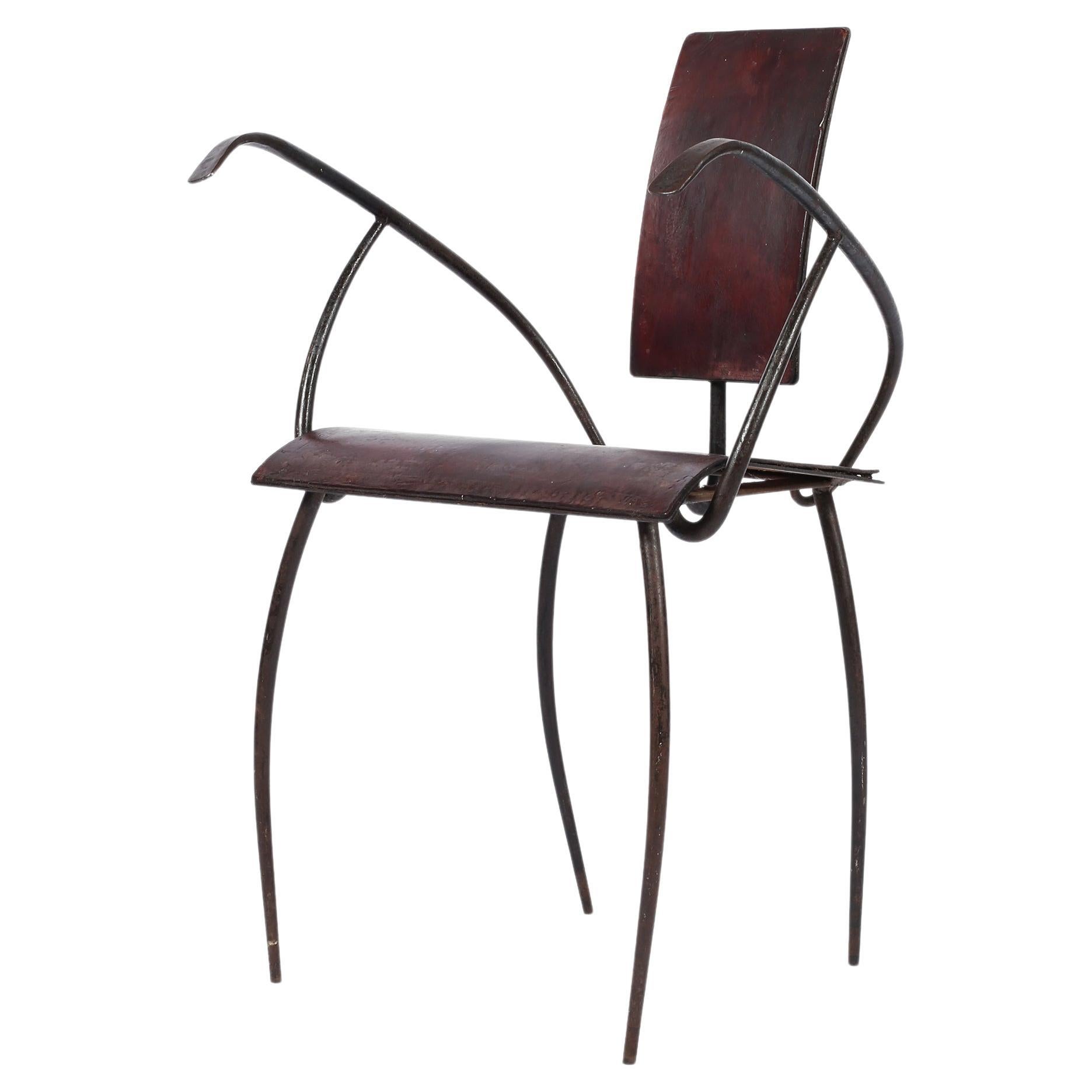 Kunsthandwerklicher französischer Modernist Eisen und Leder Stuhl Midcentury Modern im Angebot