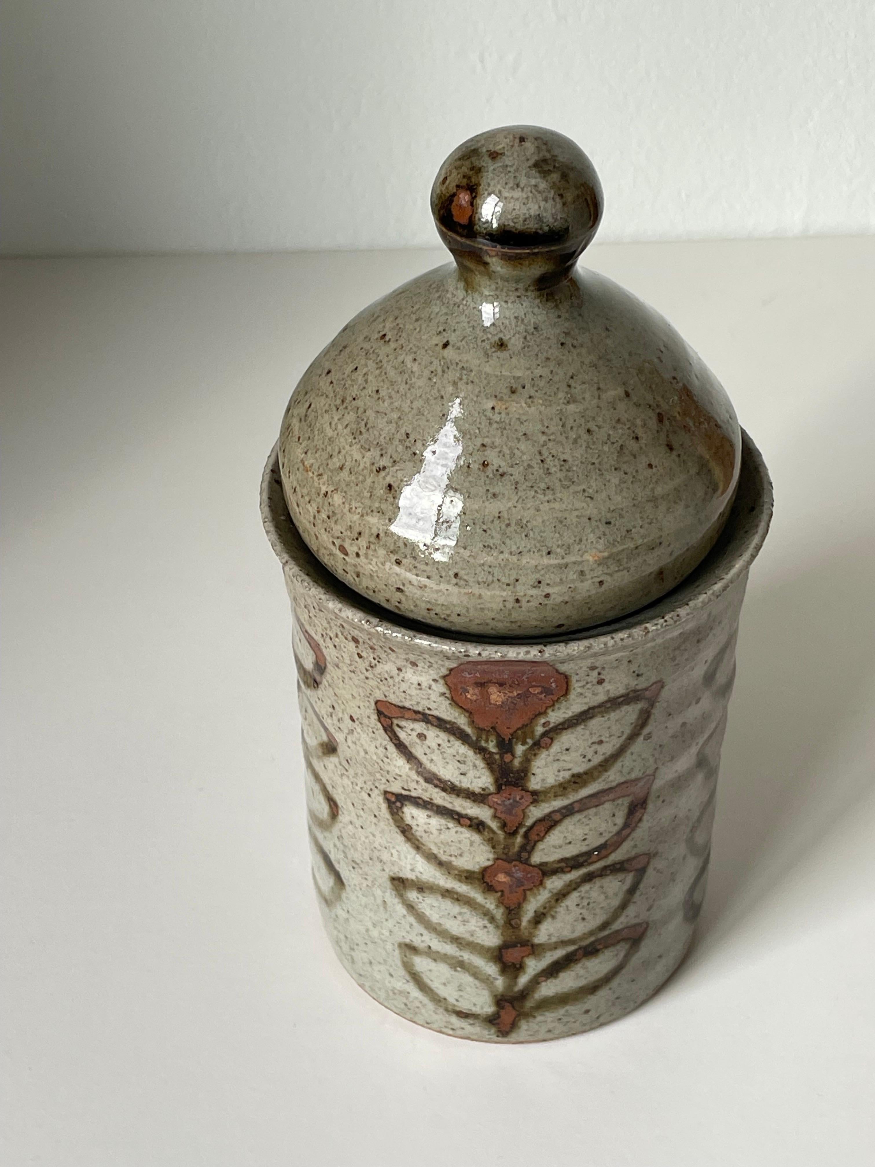 Artisanal Französisch Vintage Keramik Earthtone Deckel Jar (20. Jahrhundert) im Angebot