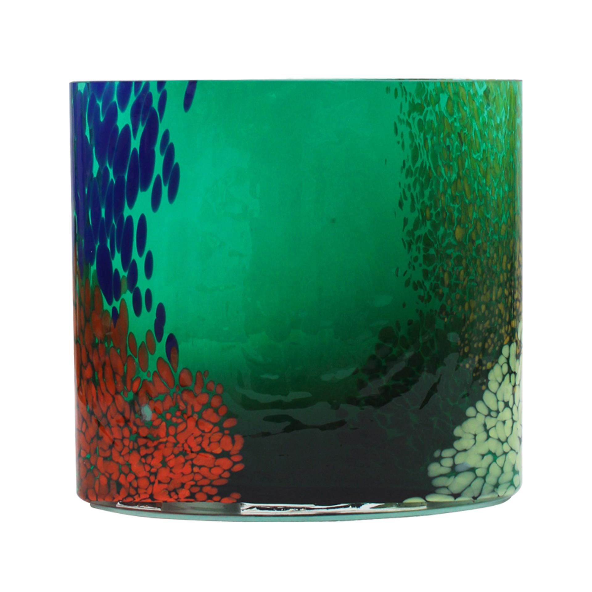 Diese auffällige smaragdgrüne Vase ist ein bemerkenswertes Beispiel für Murano-Glaskunst aus den 1970er Jahren. Das in Venedig mit traditionellen Techniken mundgeblasene Stück zeichnet sich durch ein ausdrucksstarkes Farb- und Texturspiel aus, bei